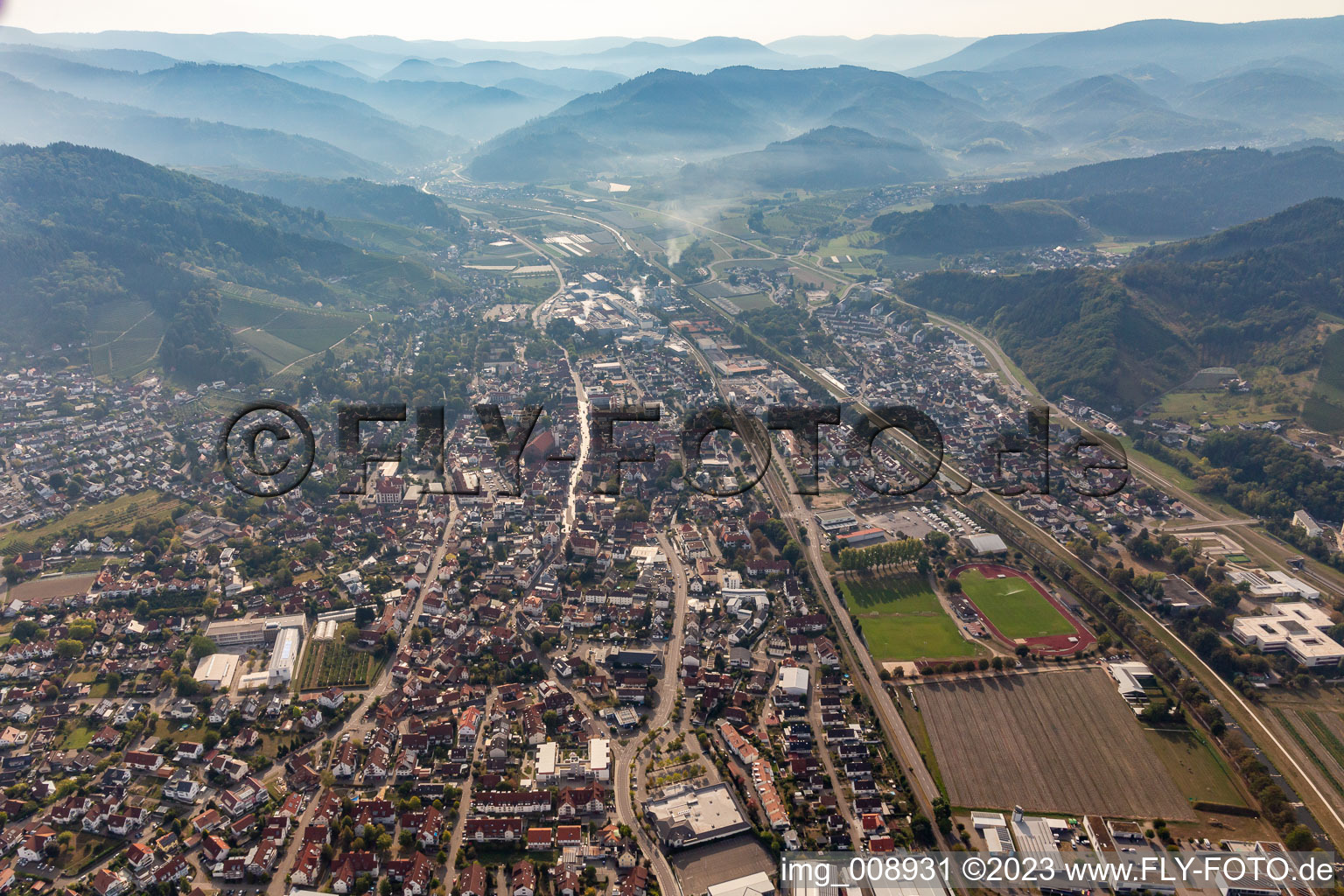 Vue aérienne de Le paysage de la vallée de la Rench entouré des montagnes de la Forêt-Noire à Oberkirch dans le département Bade-Wurtemberg, Allemagne