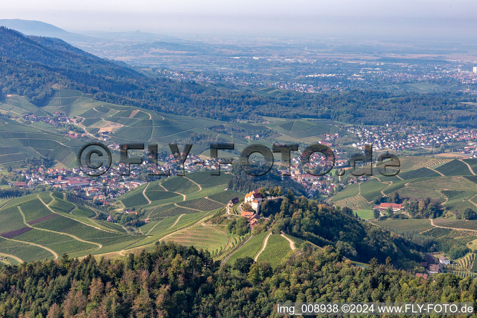 Vue aérienne de Domaine viticole et restaurants du château de Staufenberg à Durbach dans le département Bade-Wurtemberg, Allemagne
