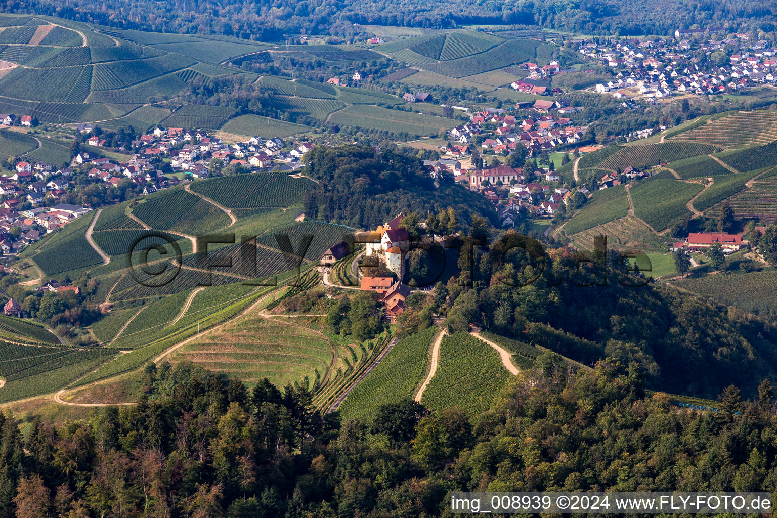 Vue aérienne de Domaine viticole Margrave von Baden dans le château de Staufenberg à le quartier Heimbach in Durbach dans le département Bade-Wurtemberg, Allemagne