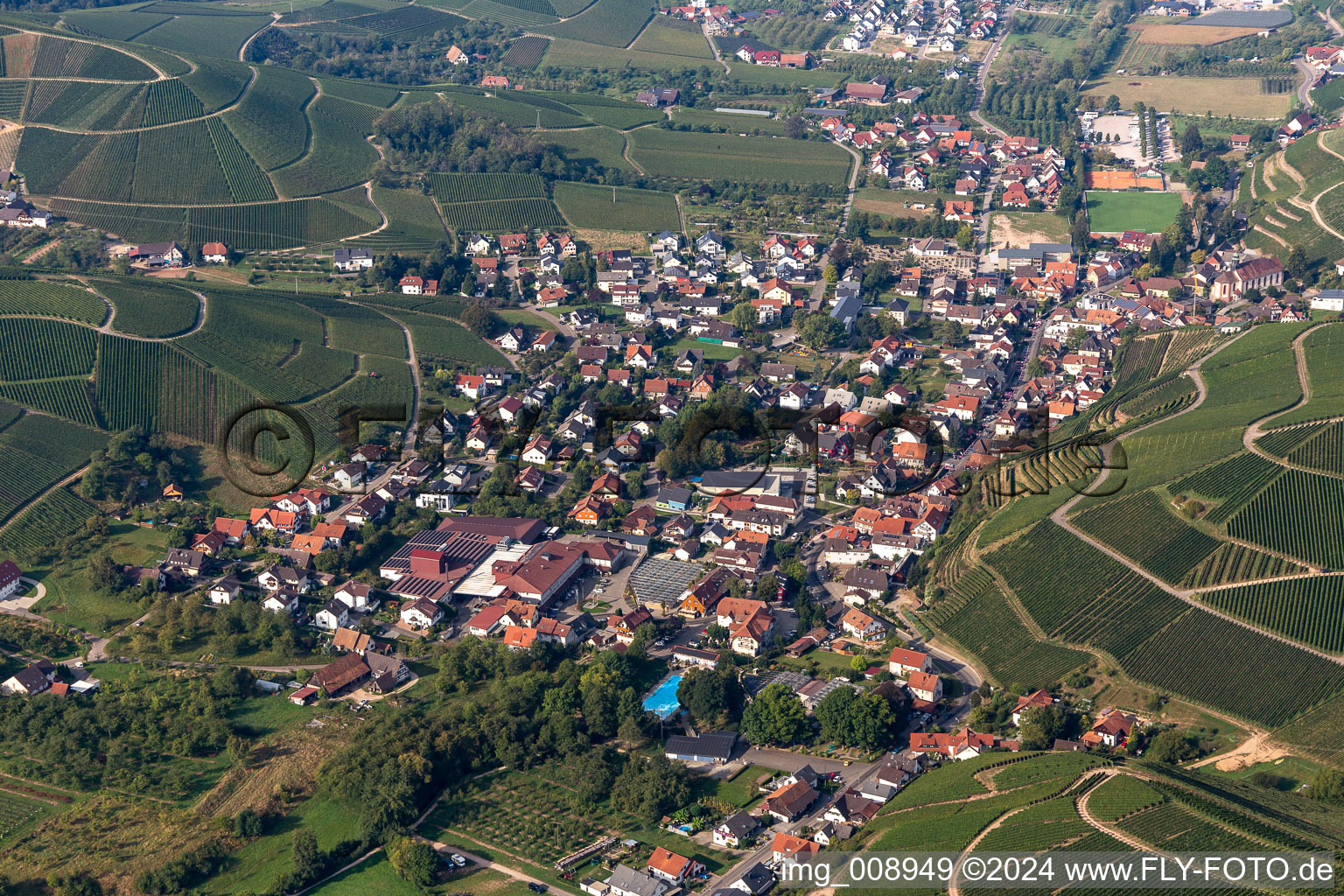 Vue aérienne de Paysage viticole du centre village des domaines viticoles à le quartier Hilsbach in Durbach dans le département Bade-Wurtemberg, Allemagne