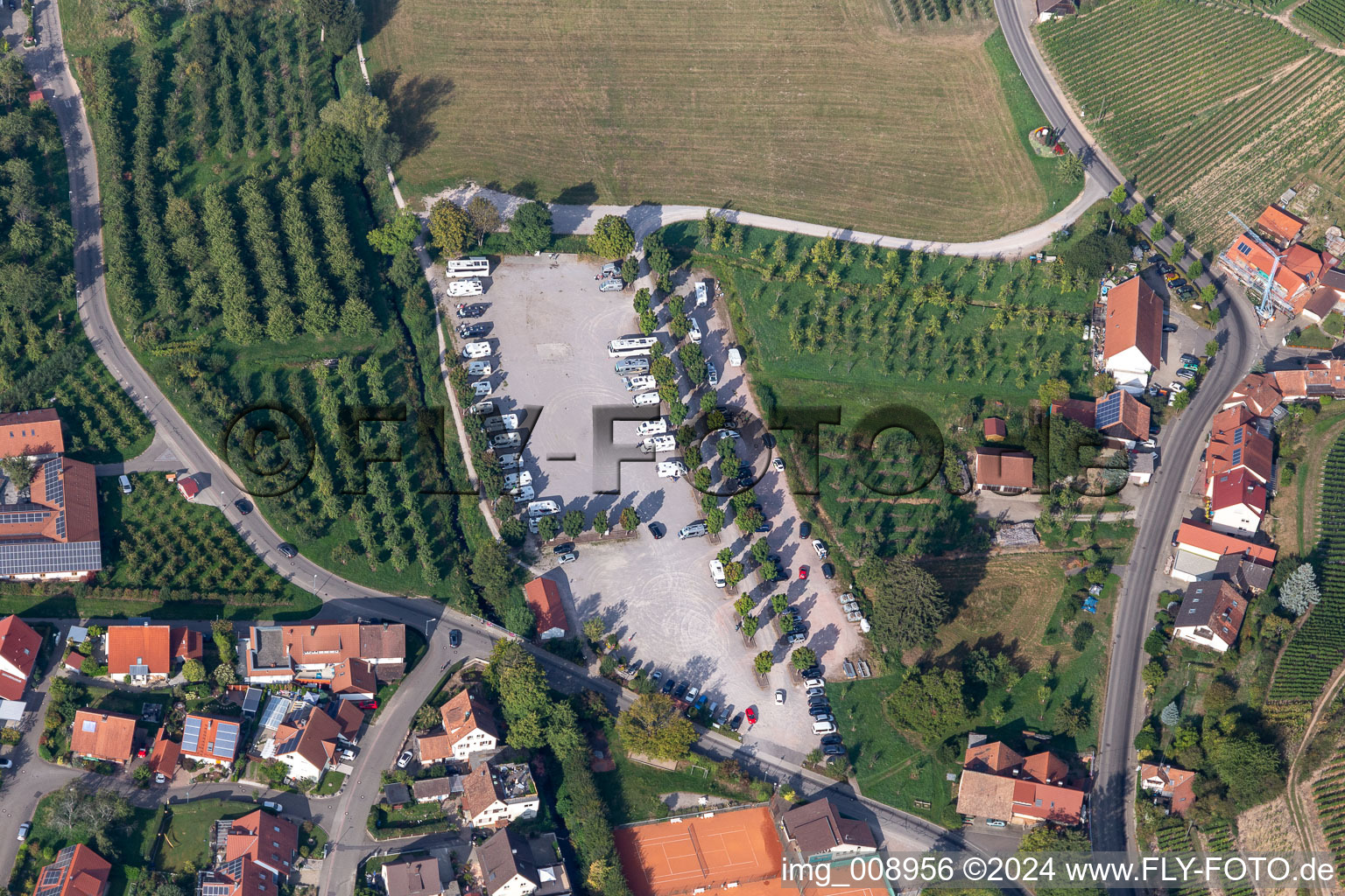 Vue aérienne de Caravanes et mobil-homes sur le parking des mobil-homes à le quartier Hilsbach in Durbach dans le département Bade-Wurtemberg, Allemagne