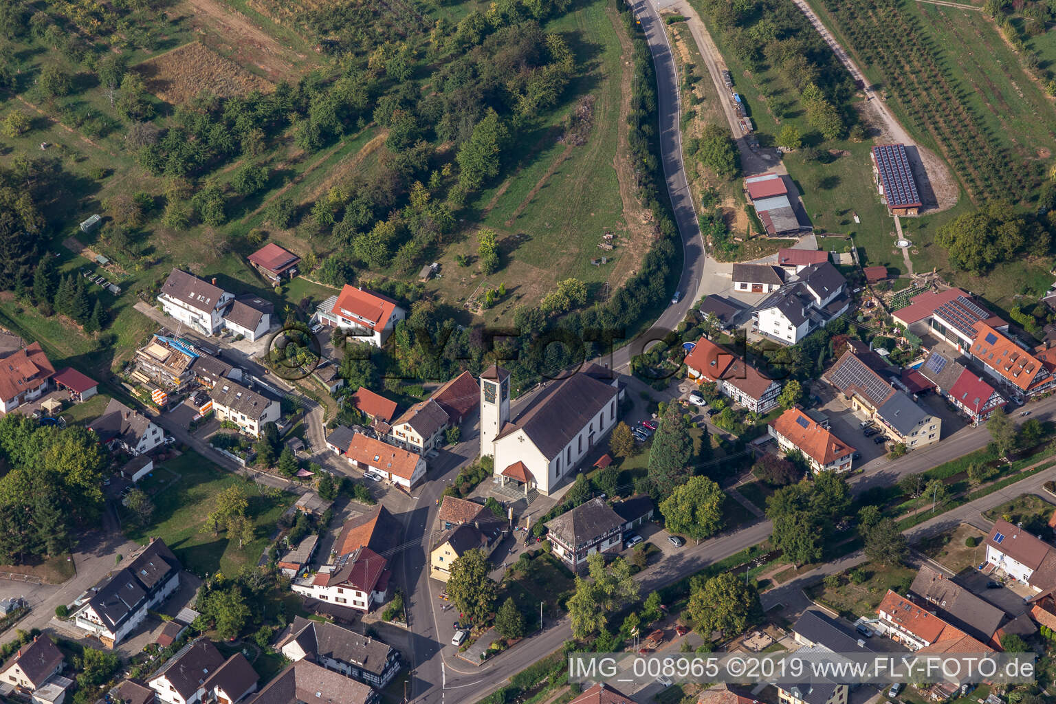 Vue aérienne de Église Sainte-Croix à Ebersweier dans le département Bade-Wurtemberg, Allemagne