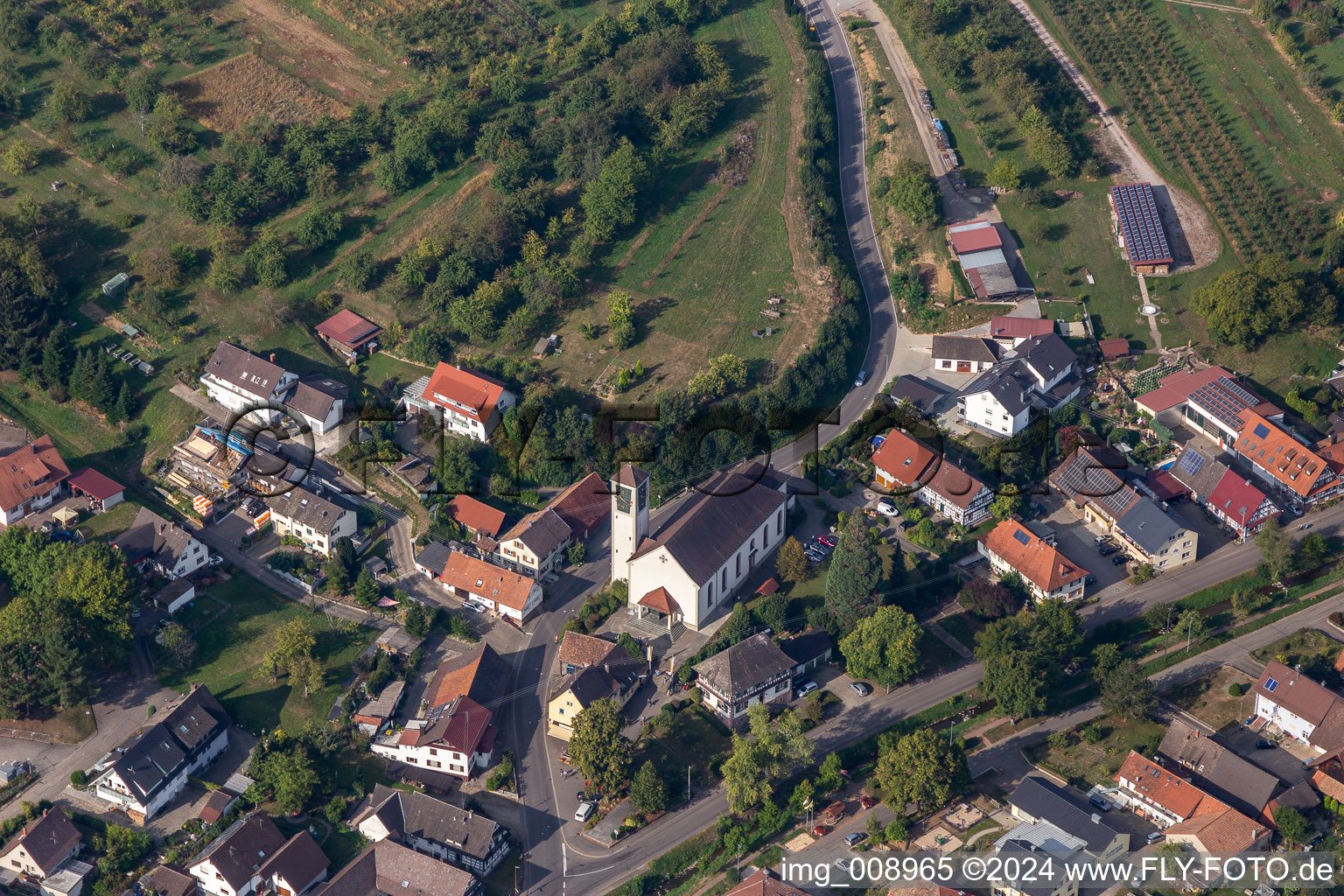 Vue aérienne de Église Sainte-Croix à le quartier Ebersweier in Durbach dans le département Bade-Wurtemberg, Allemagne