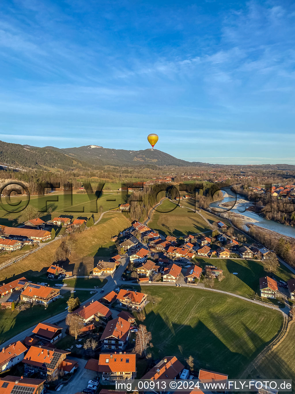 Vue aérienne de Montgolfière au-dessus de l'Isar à le quartier Wegscheid in Lenggries dans le département Bavière, Allemagne