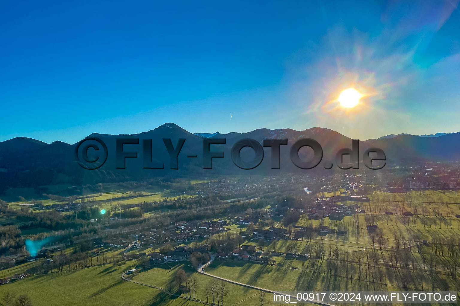 Vue aérienne de Lever de soleil sur la vallée de l'Isar à Lenggries dans le département Bavière, Allemagne