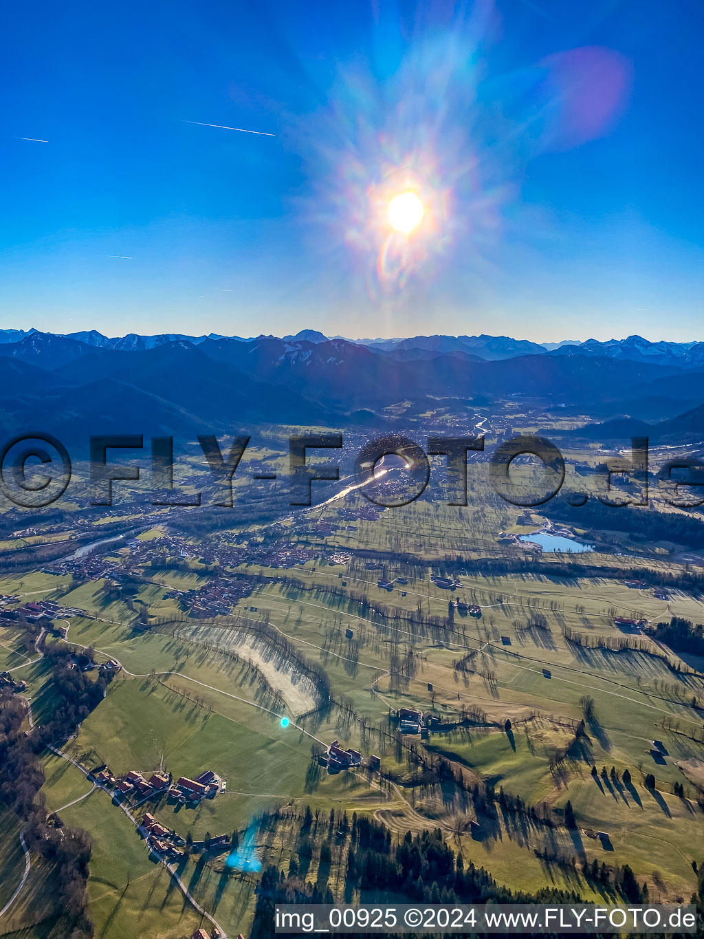 Vue aérienne de Lever de soleil sur la vallée de l'Isar à le quartier Schlegldorf in Lenggries dans le département Bavière, Allemagne