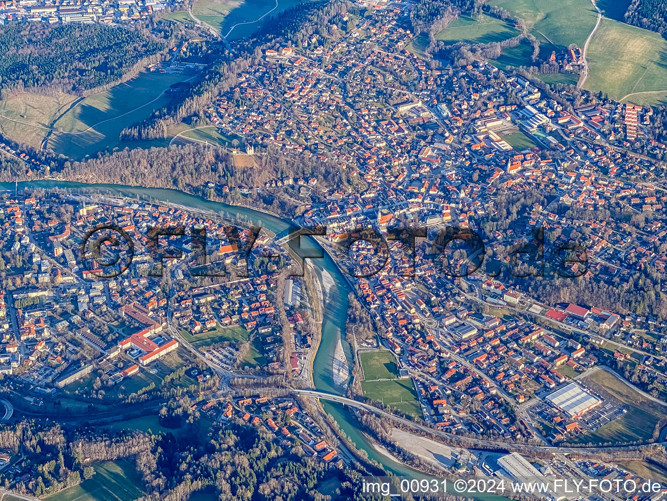 Vue aérienne de Isar sépare le lieu à Bad Tölz dans le département Bavière, Allemagne