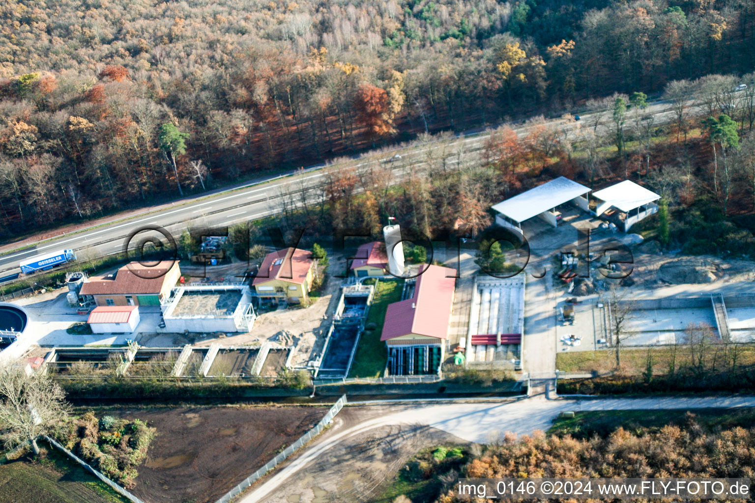 Vue aérienne de Réservoirs de traitement des eaux usées et étapes de nettoyage pour le traitement des eaux usées à Kandel dans le département Rhénanie-Palatinat, Allemagne