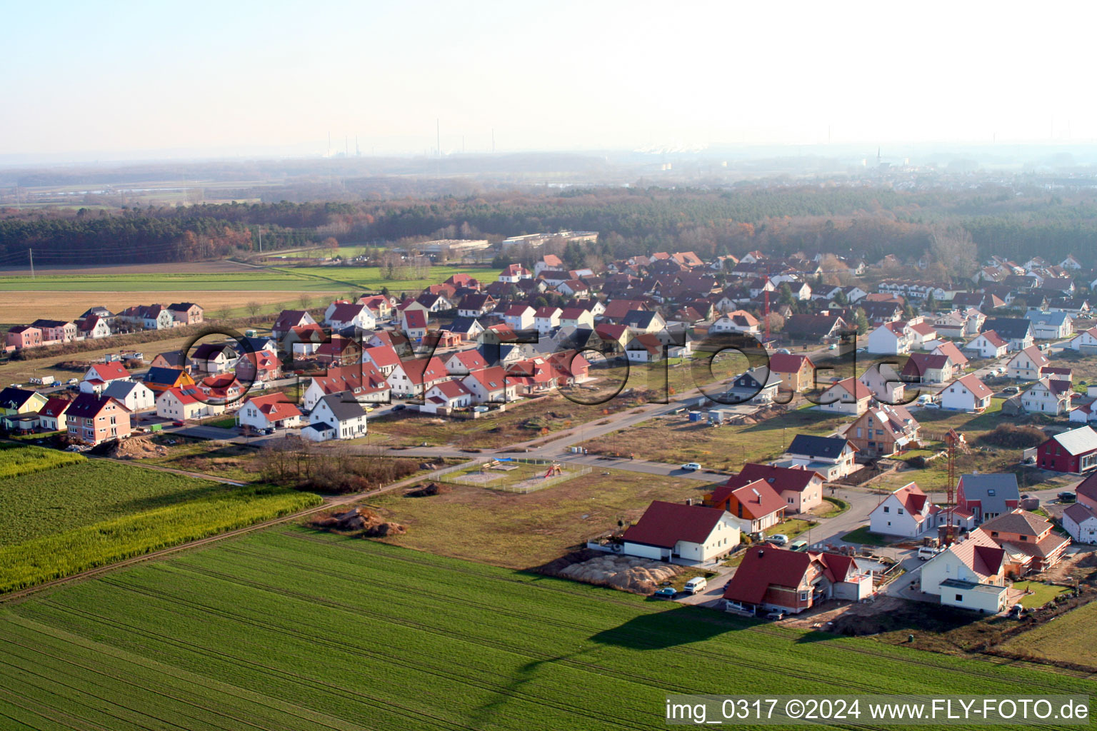 Nouvelle zone de développement au Tongruben à Rheinzabern dans le département Rhénanie-Palatinat, Allemagne vu d'un drone