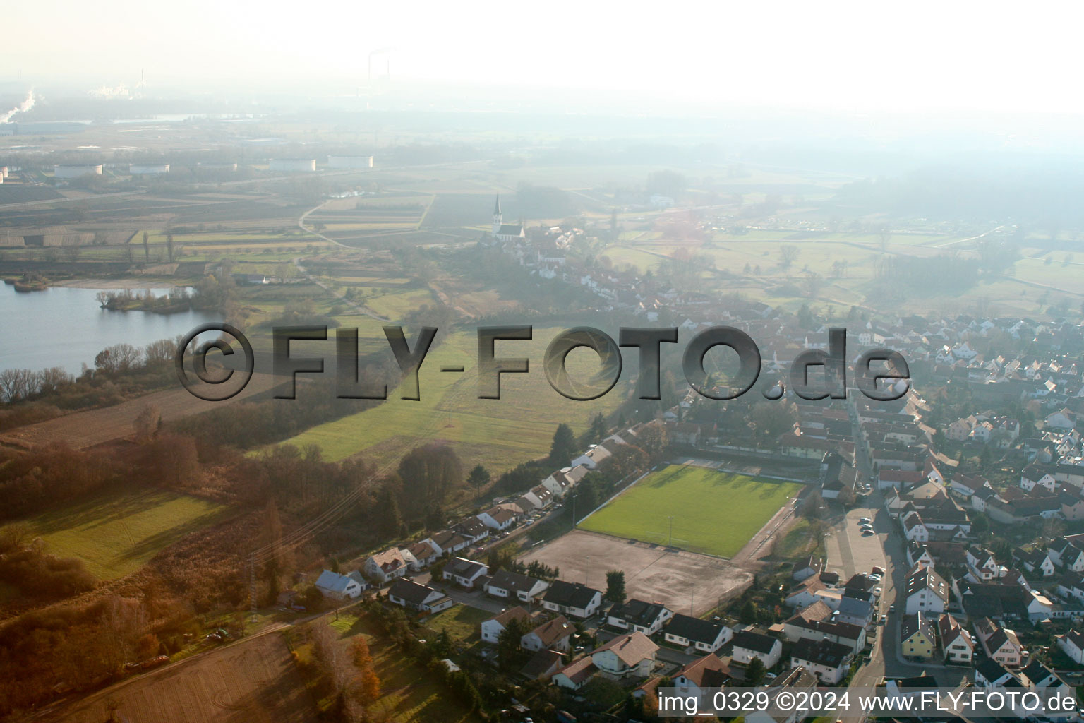 Vue aérienne de Terrain de sport - terrain de football à Jockgrim dans le département Rhénanie-Palatinat, Allemagne