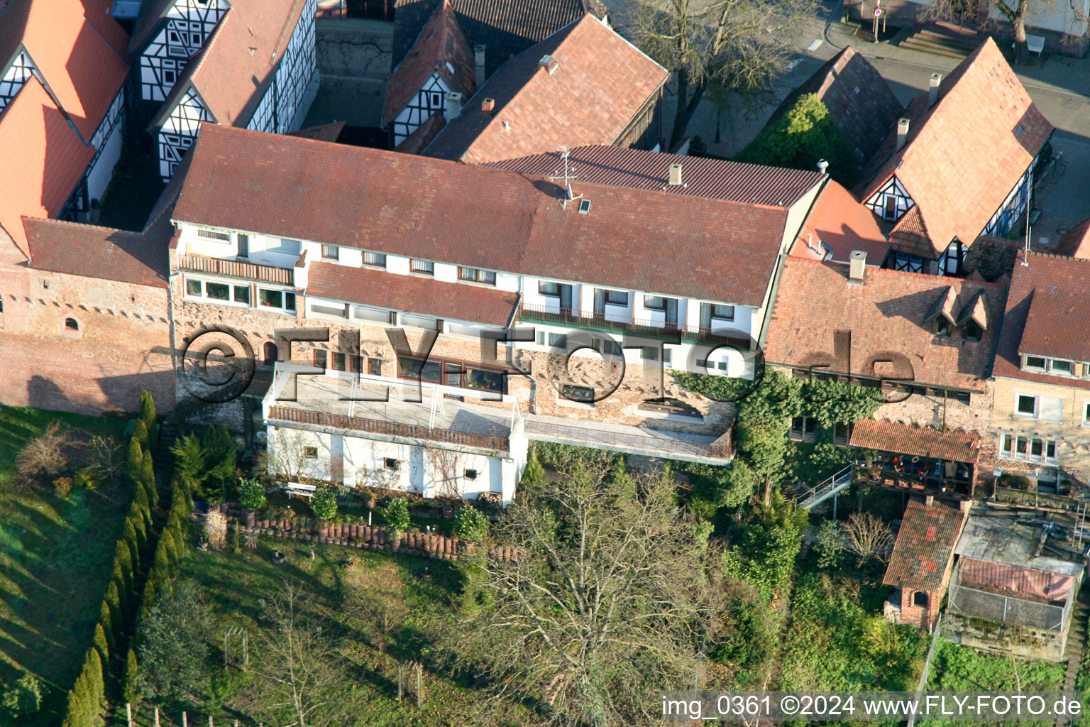 Vue aérienne de Maison à colombages et immeuble d'appartements dans la vieille ville et le centre-ville Am Hinterstädel à Jockgrim dans le département Rhénanie-Palatinat, Allemagne