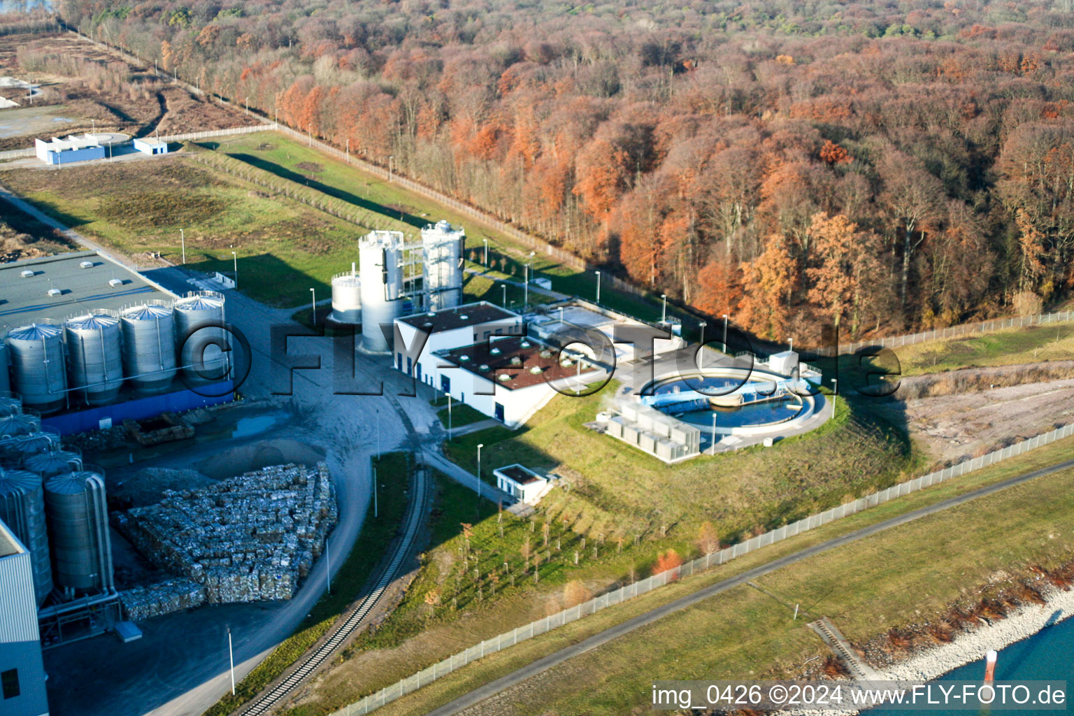 Usine de papier de palme dans la zone industrielle d'Oberwald à Wörth am Rhein dans le département Rhénanie-Palatinat, Allemagne d'en haut