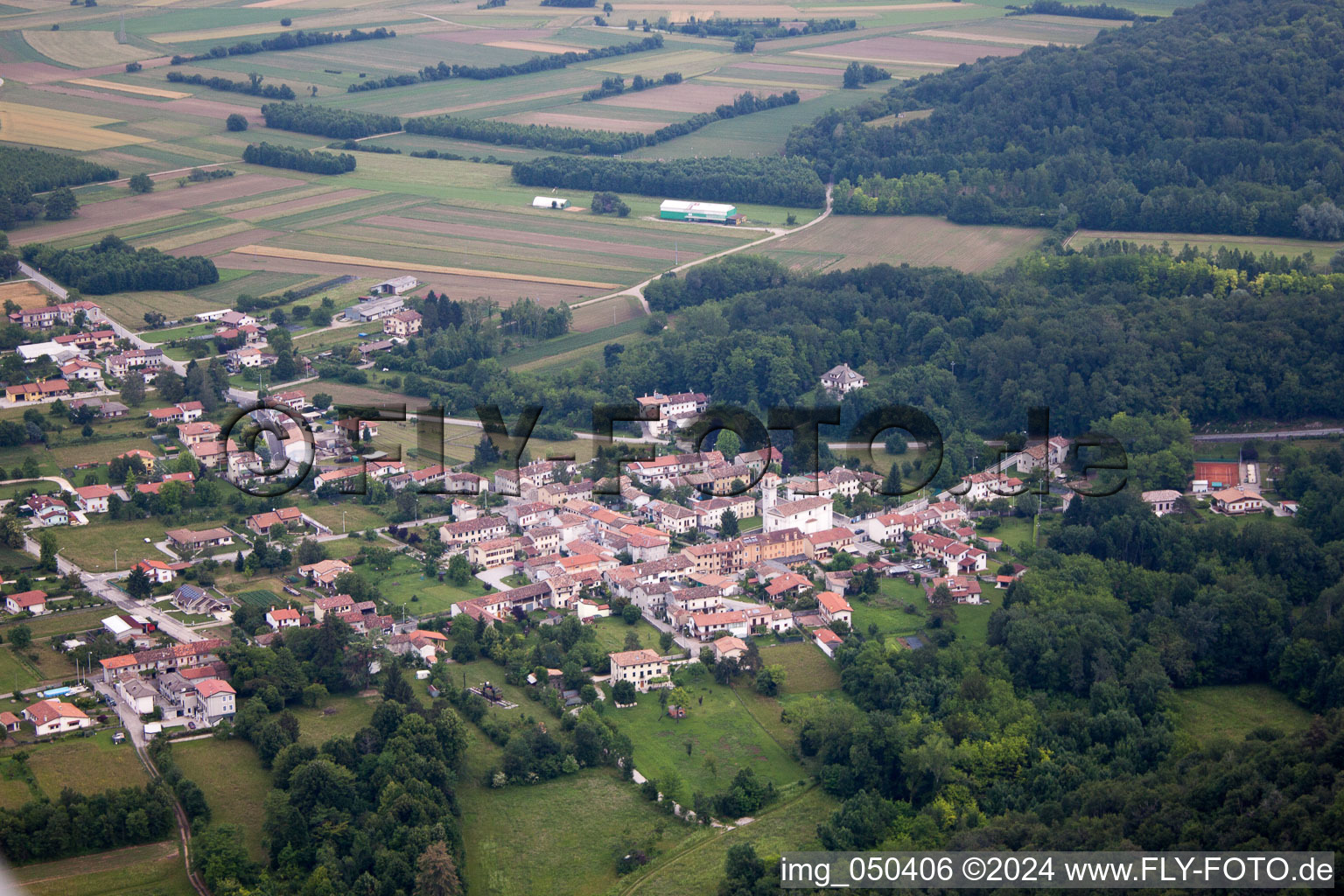 Vue aérienne de Calle dans le département Frioul-Vénétie Julienne, Italie