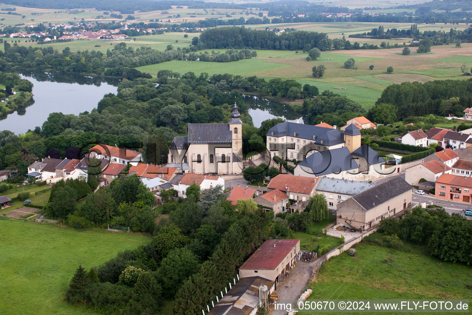 Vue aérienne de Berg-sur-Moselle dans le département Moselle, France