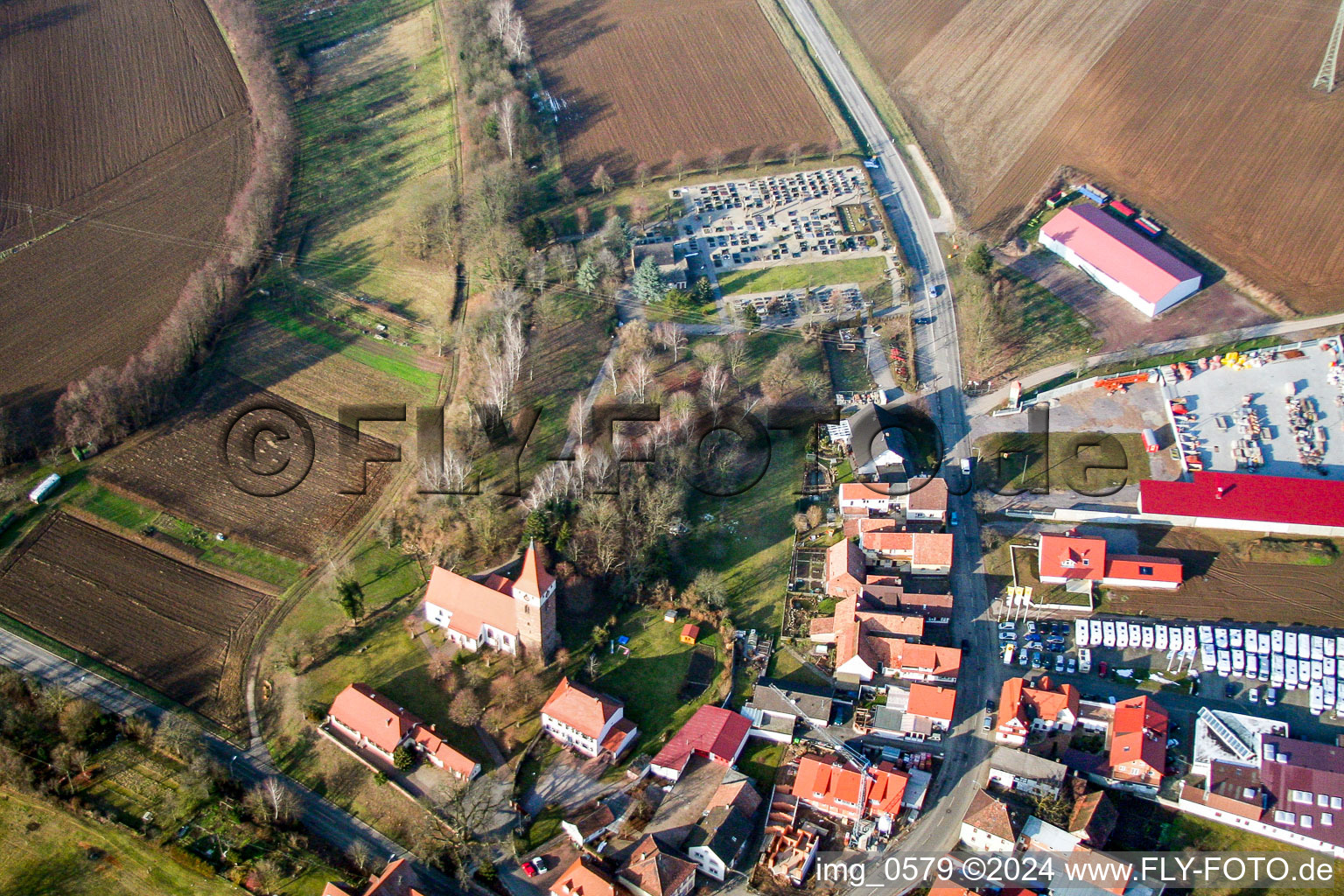 Vue aérienne de Église de Minfeld à Minfeld dans le département Rhénanie-Palatinat, Allemagne