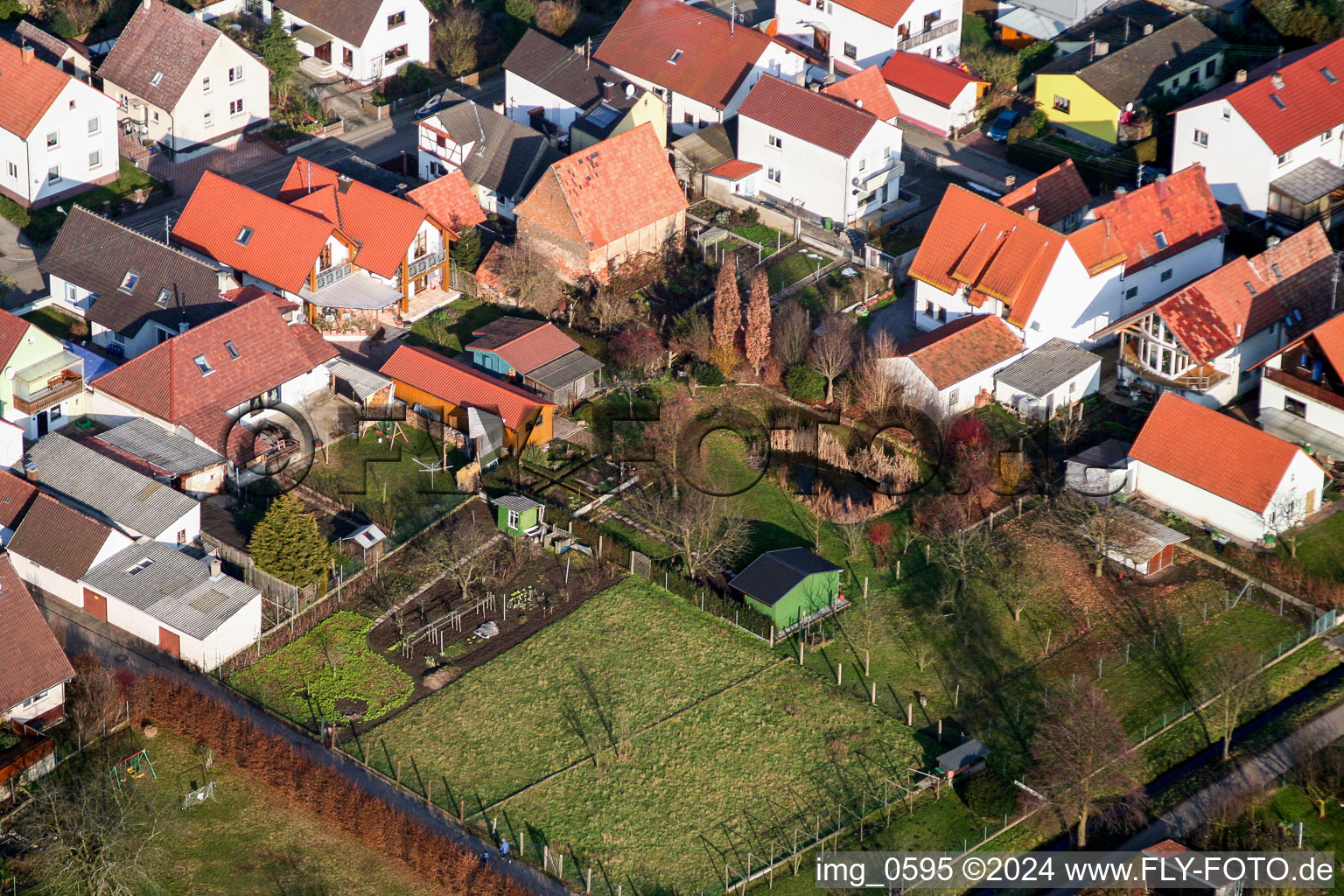 Chemin de Bach à Freckenfeld dans le département Rhénanie-Palatinat, Allemagne hors des airs