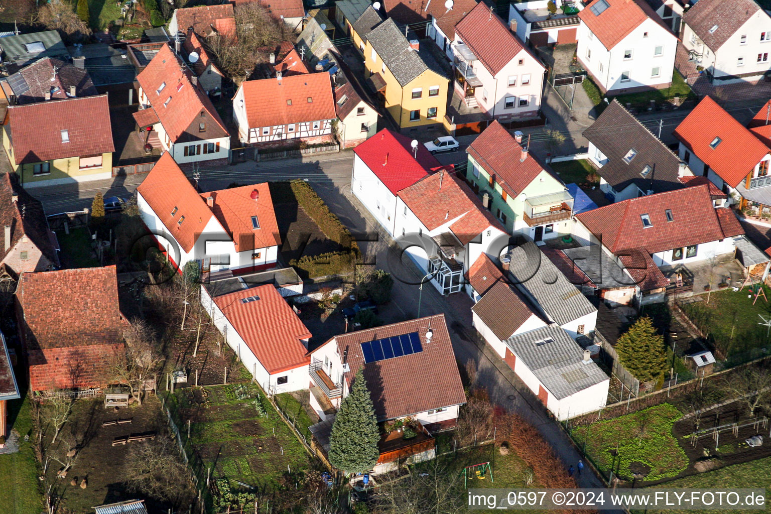 Chemin de Bach à Freckenfeld dans le département Rhénanie-Palatinat, Allemagne depuis l'avion