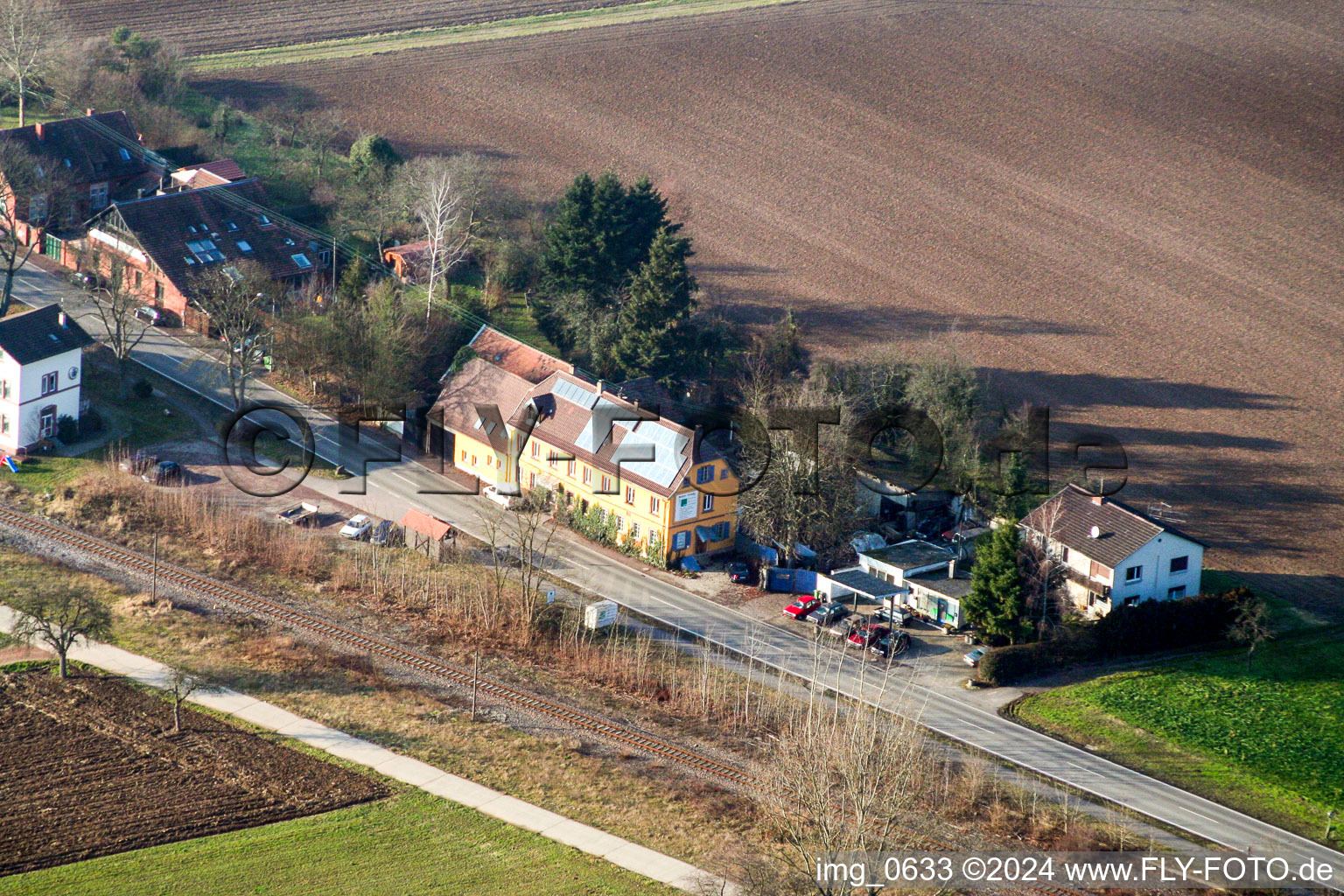 Vue aérienne de En face de la gare à le quartier Schaidt in Wörth am Rhein dans le département Rhénanie-Palatinat, Allemagne