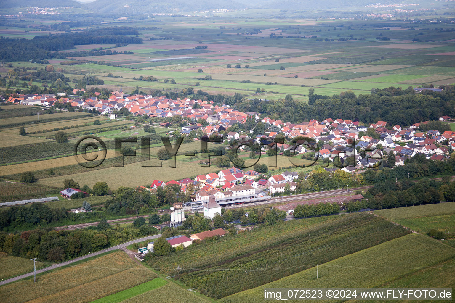 Vue aérienne de Gare à Winden dans le département Rhénanie-Palatinat, Allemagne