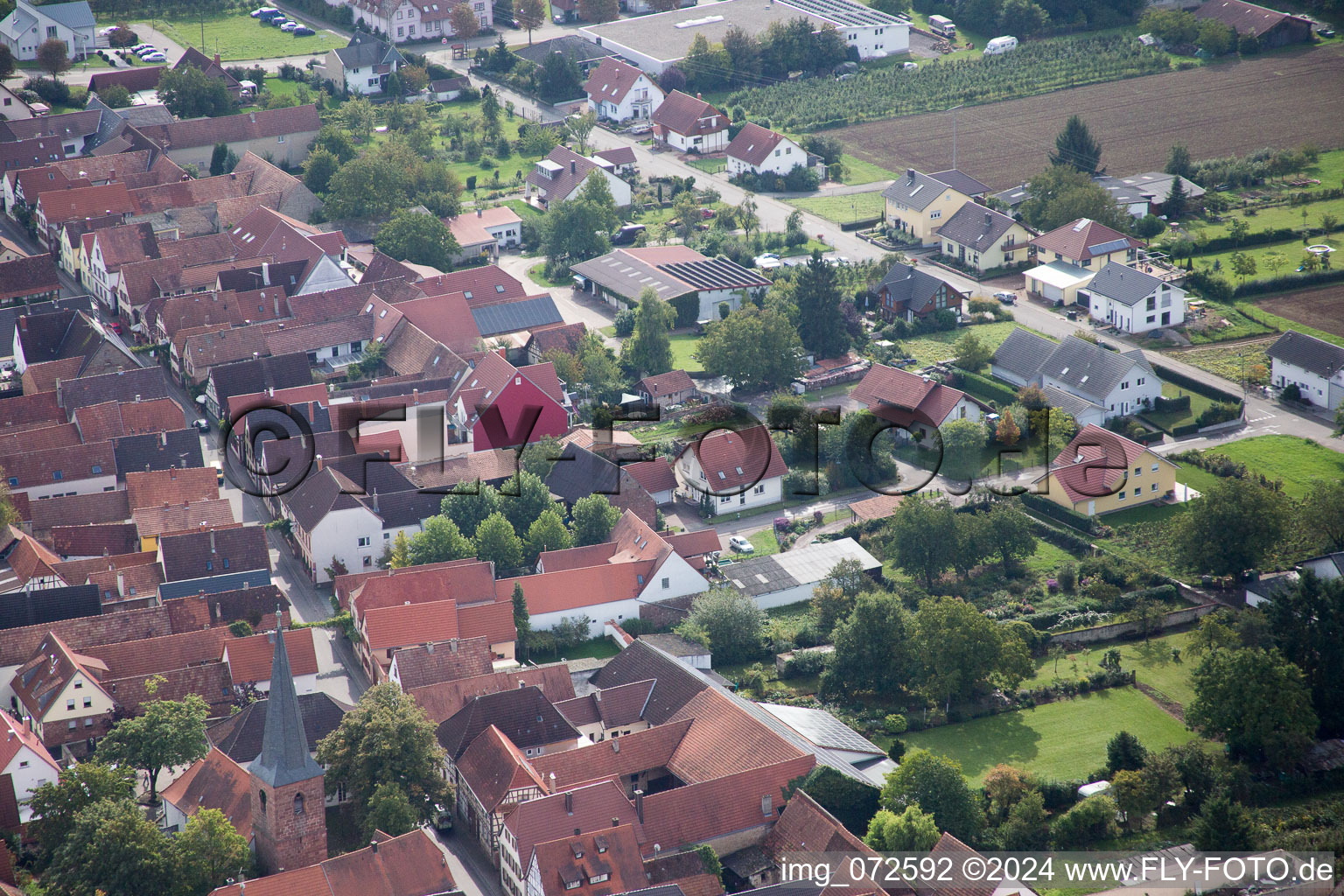 Vue aérienne de Au jardin paroissial à le quartier Heuchelheim in Heuchelheim-Klingen dans le département Rhénanie-Palatinat, Allemagne