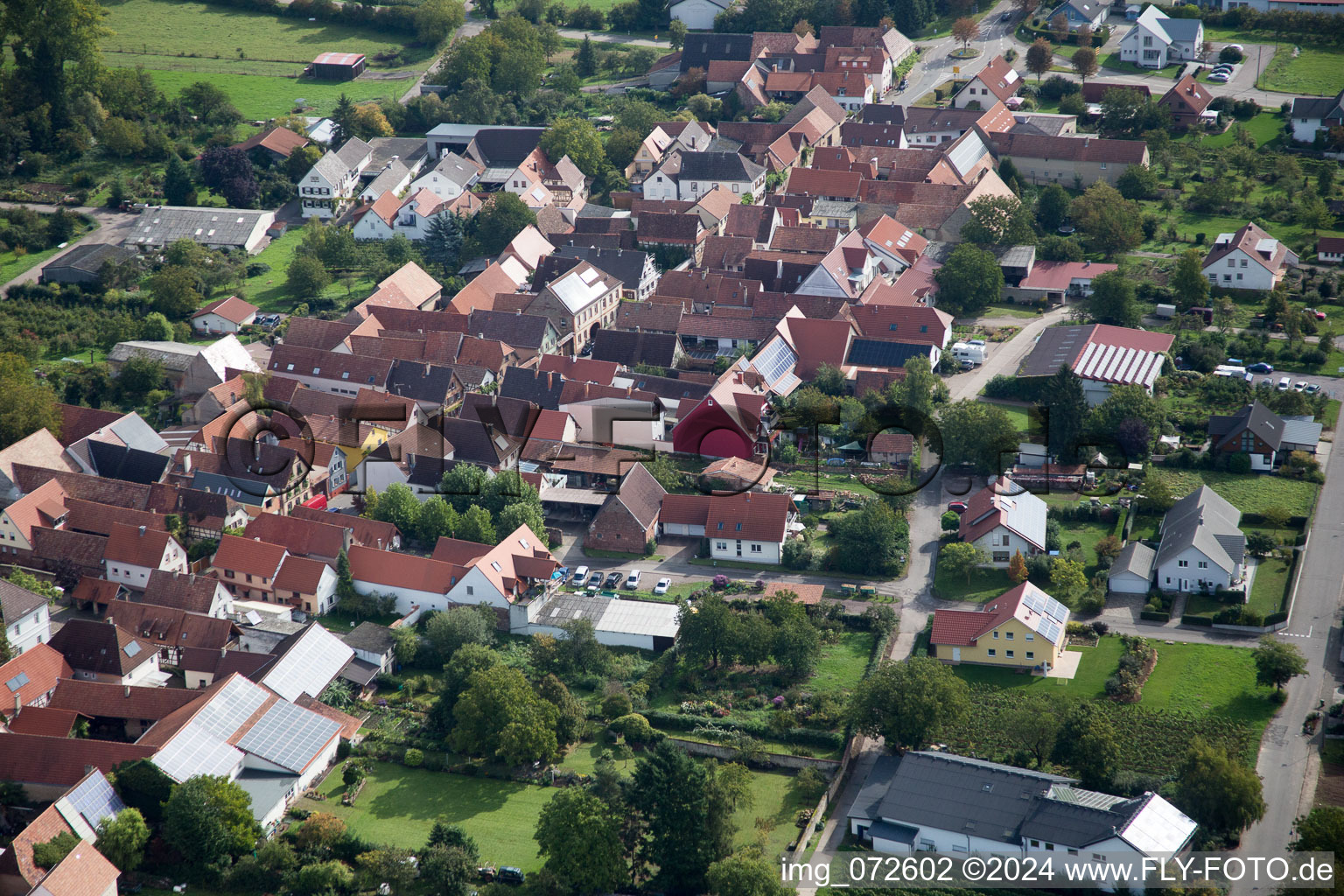 Vue aérienne de Au jardin paroissial à le quartier Heuchelheim in Heuchelheim-Klingen dans le département Rhénanie-Palatinat, Allemagne