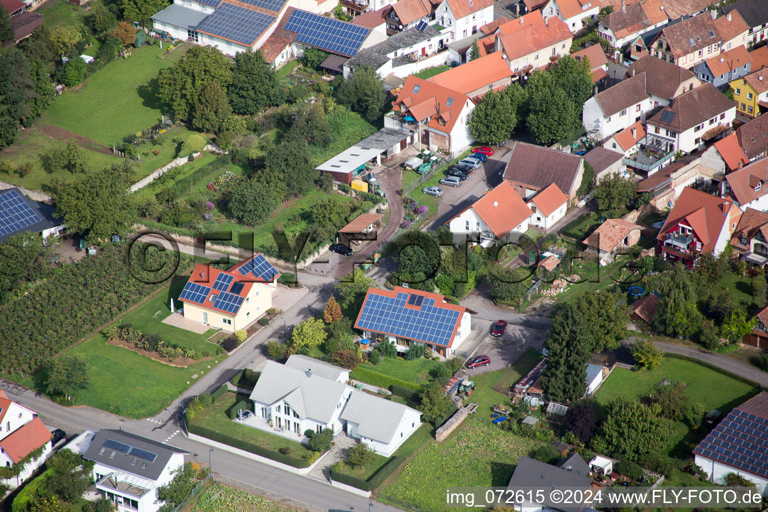 Quartier Heuchelheim in Heuchelheim-Klingen dans le département Rhénanie-Palatinat, Allemagne du point de vue du drone