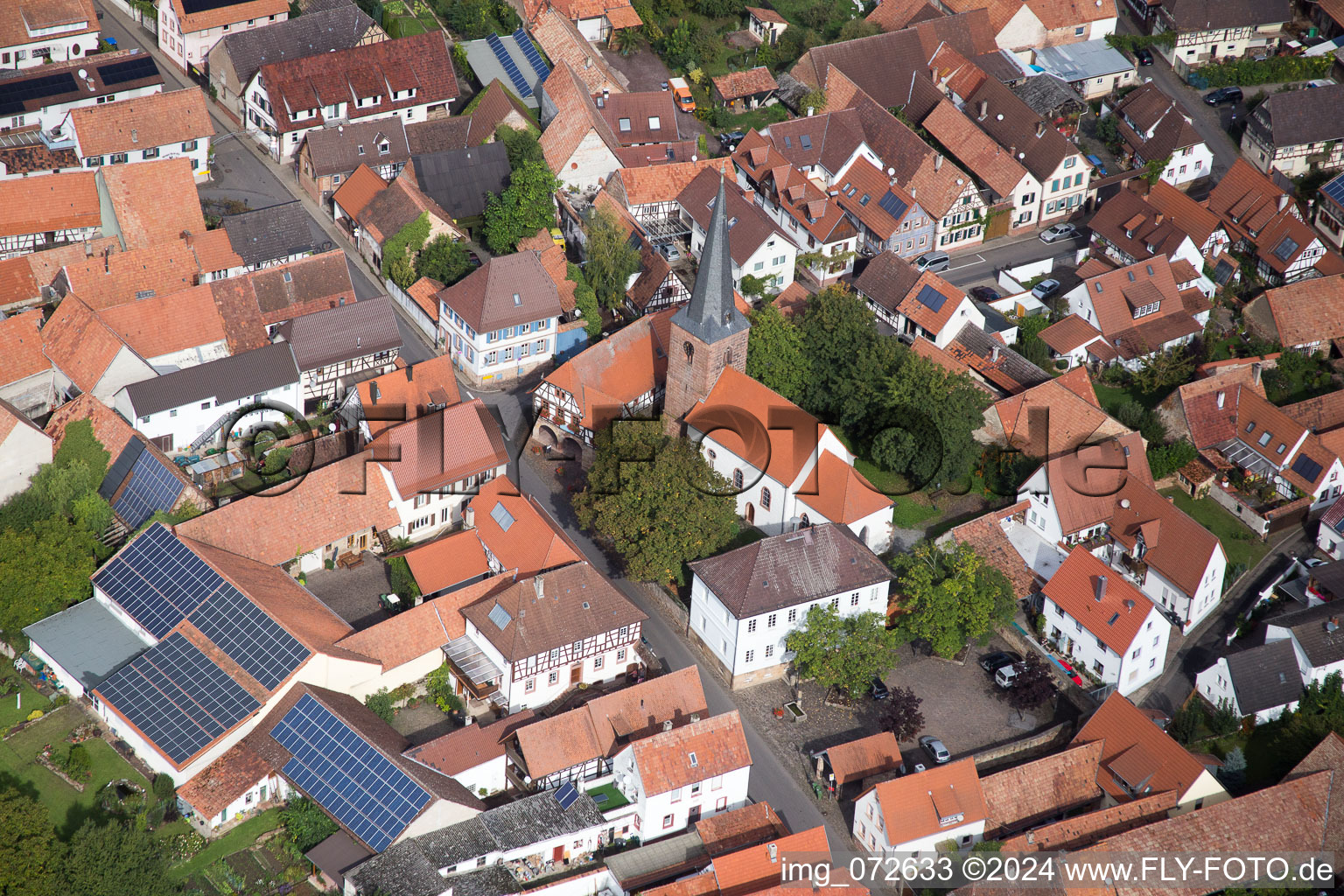 Vue aérienne de Église à le quartier Heuchelheim in Heuchelheim-Klingen dans le département Rhénanie-Palatinat, Allemagne