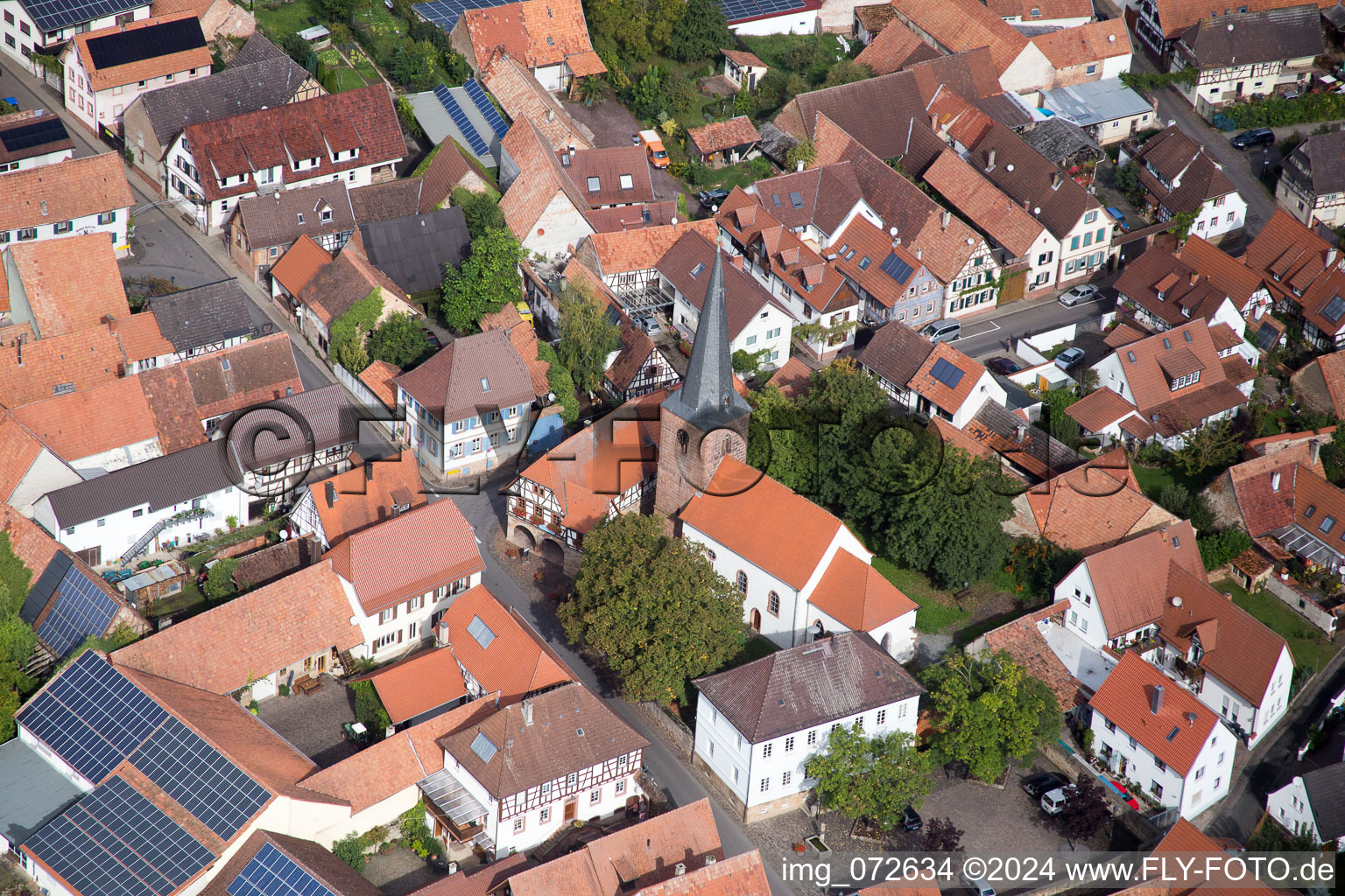 Vue aérienne de Église, rue principale à le quartier Heuchelheim in Heuchelheim-Klingen dans le département Rhénanie-Palatinat, Allemagne