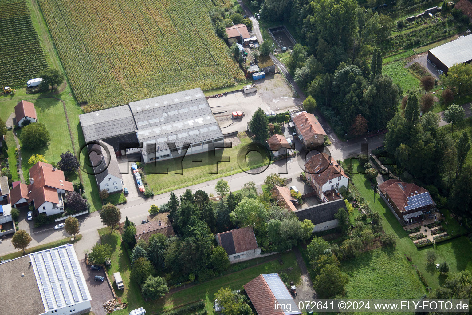 Vue aérienne de Bahnhofstr. à le quartier Klingen in Heuchelheim-Klingen dans le département Rhénanie-Palatinat, Allemagne