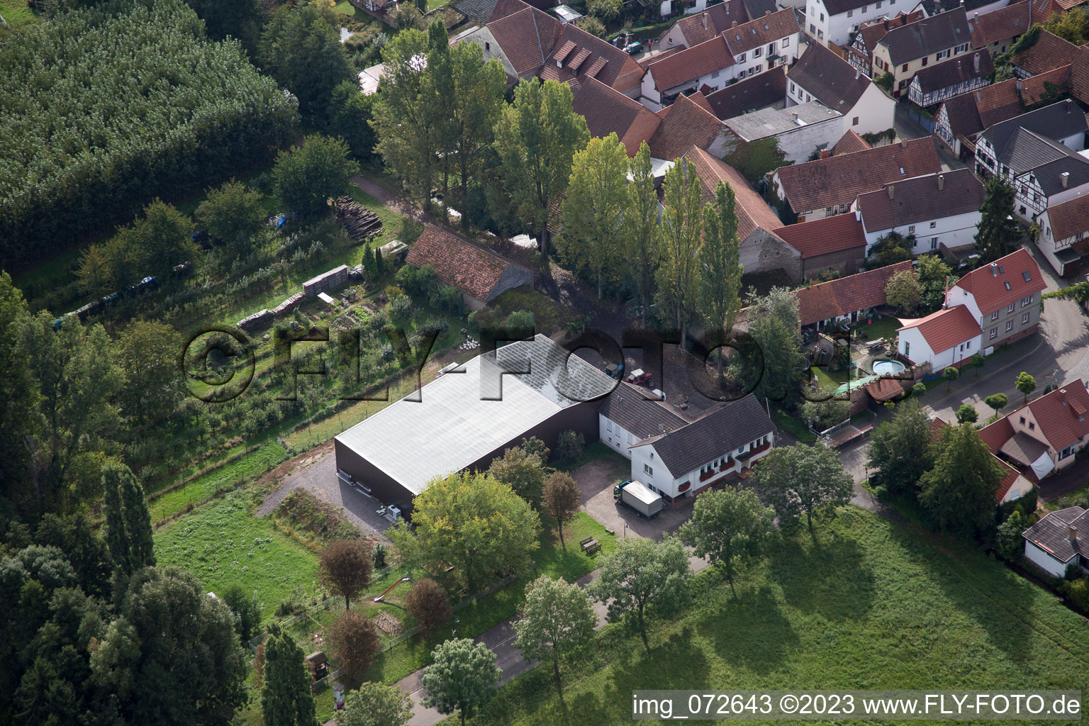 Vue aérienne de Bahnhofstr. à le quartier Klingen in Heuchelheim-Klingen dans le département Rhénanie-Palatinat, Allemagne