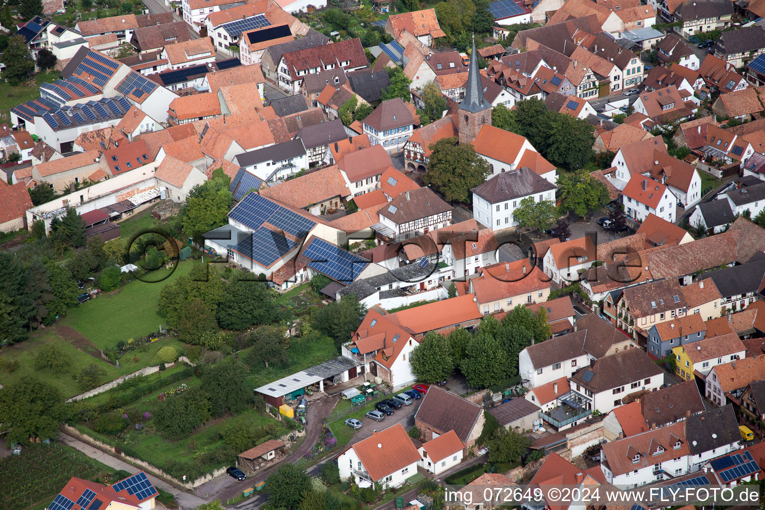 Quartier Heuchelheim in Heuchelheim-Klingen dans le département Rhénanie-Palatinat, Allemagne du point de vue du drone