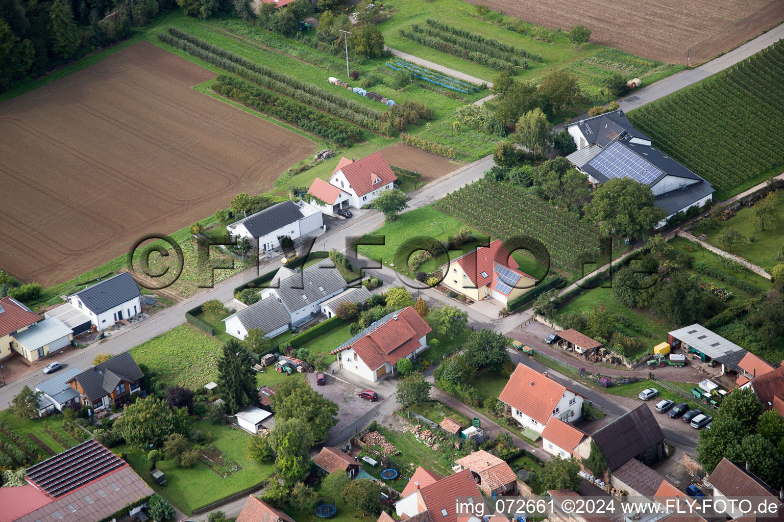 Vue oblique de Au jardin paroissial à le quartier Heuchelheim in Heuchelheim-Klingen dans le département Rhénanie-Palatinat, Allemagne