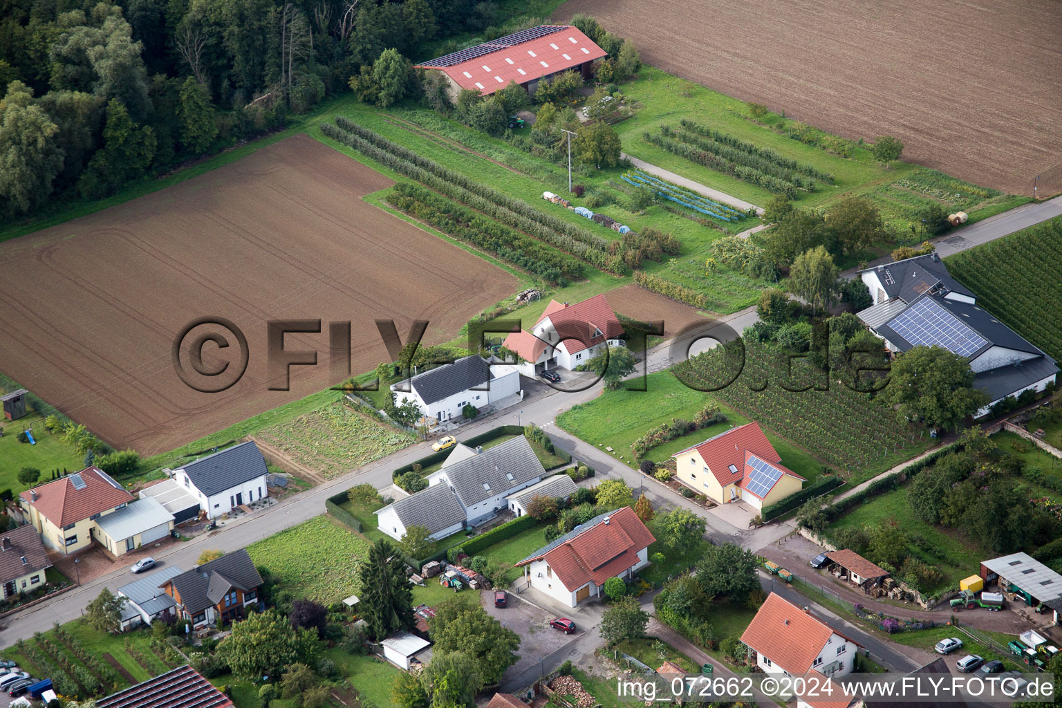 Au jardin paroissial à le quartier Heuchelheim in Heuchelheim-Klingen dans le département Rhénanie-Palatinat, Allemagne d'en haut