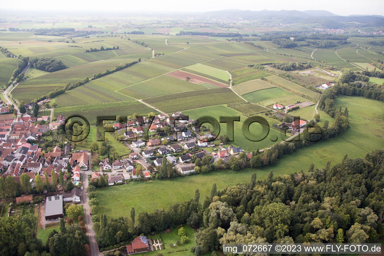 Quartier Klingen in Heuchelheim-Klingen dans le département Rhénanie-Palatinat, Allemagne du point de vue du drone