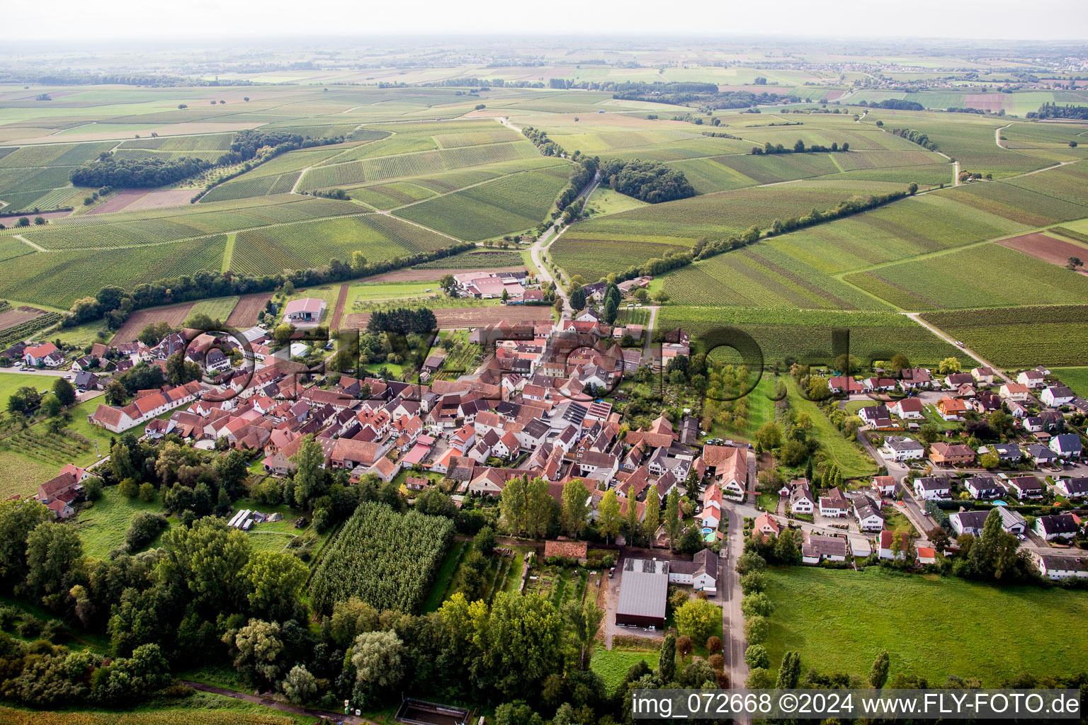 Vue aérienne de Vue sur le village à le quartier Klingen in Heuchelheim-Klingen dans le département Rhénanie-Palatinat, Allemagne