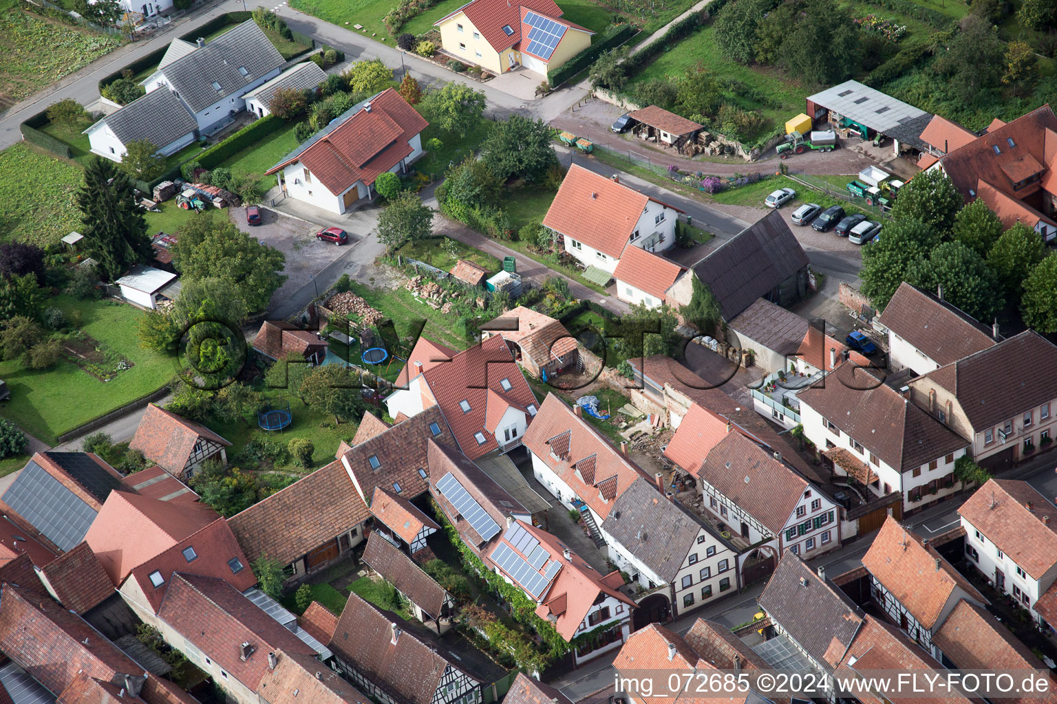 Vue sur le village à le quartier Heuchelheim in Heuchelheim-Klingen dans le département Rhénanie-Palatinat, Allemagne d'en haut