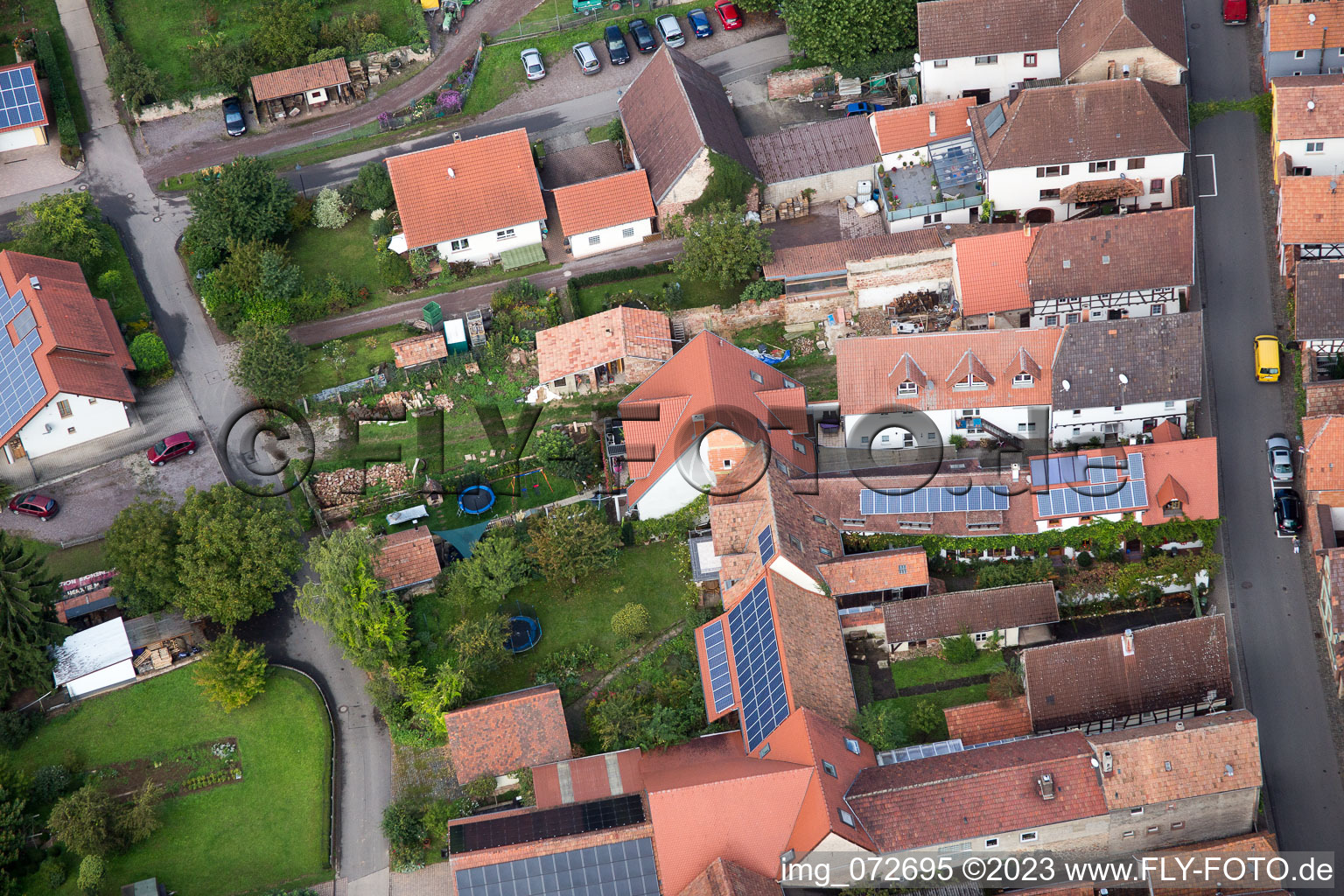 Vue sur le village à le quartier Heuchelheim in Heuchelheim-Klingen dans le département Rhénanie-Palatinat, Allemagne hors des airs