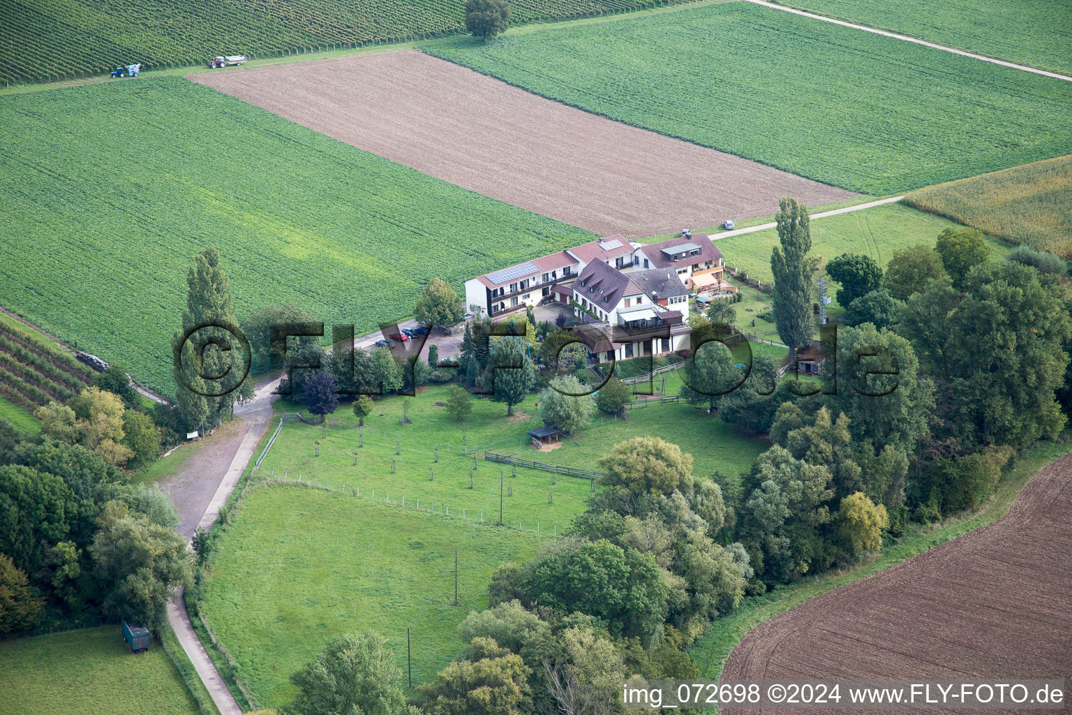 Vue aérienne de Terrain de moulin à le quartier Heuchelheim in Heuchelheim-Klingen dans le département Rhénanie-Palatinat, Allemagne