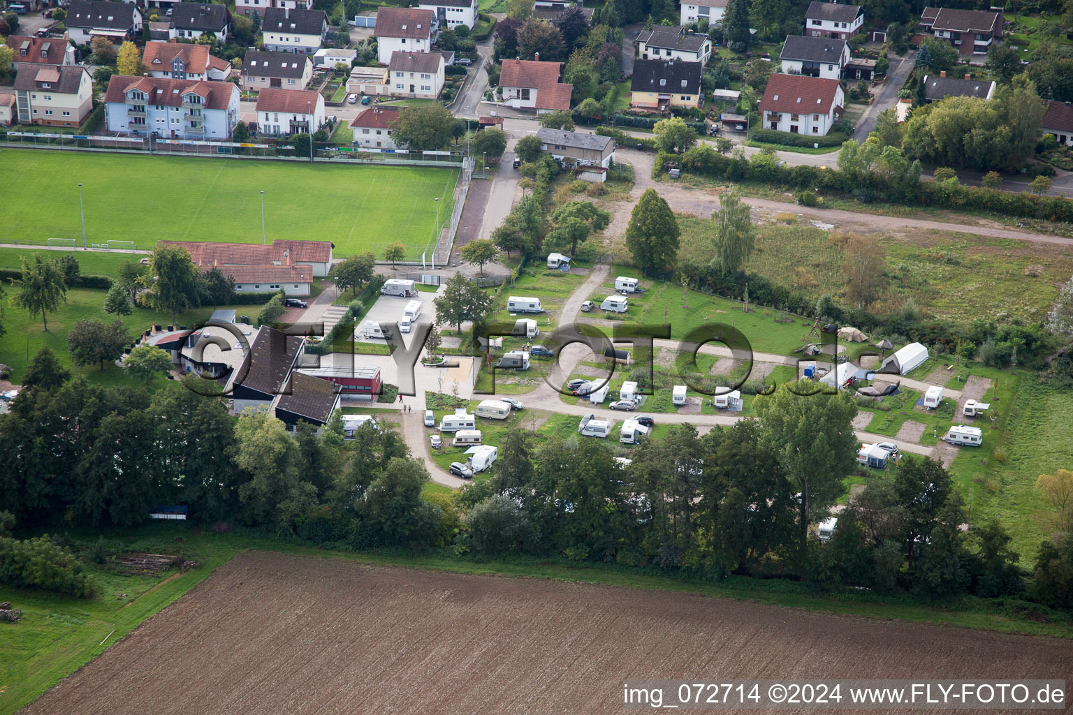 Vue aérienne de Caravanes et tentes - camping et emplacement pour tentes au bord de la piscine extérieure du quartier Ingenheim de Billigheim-Ingenheim à le quartier Klingen in Heuchelheim-Klingen dans le département Rhénanie-Palatinat, Allemagne