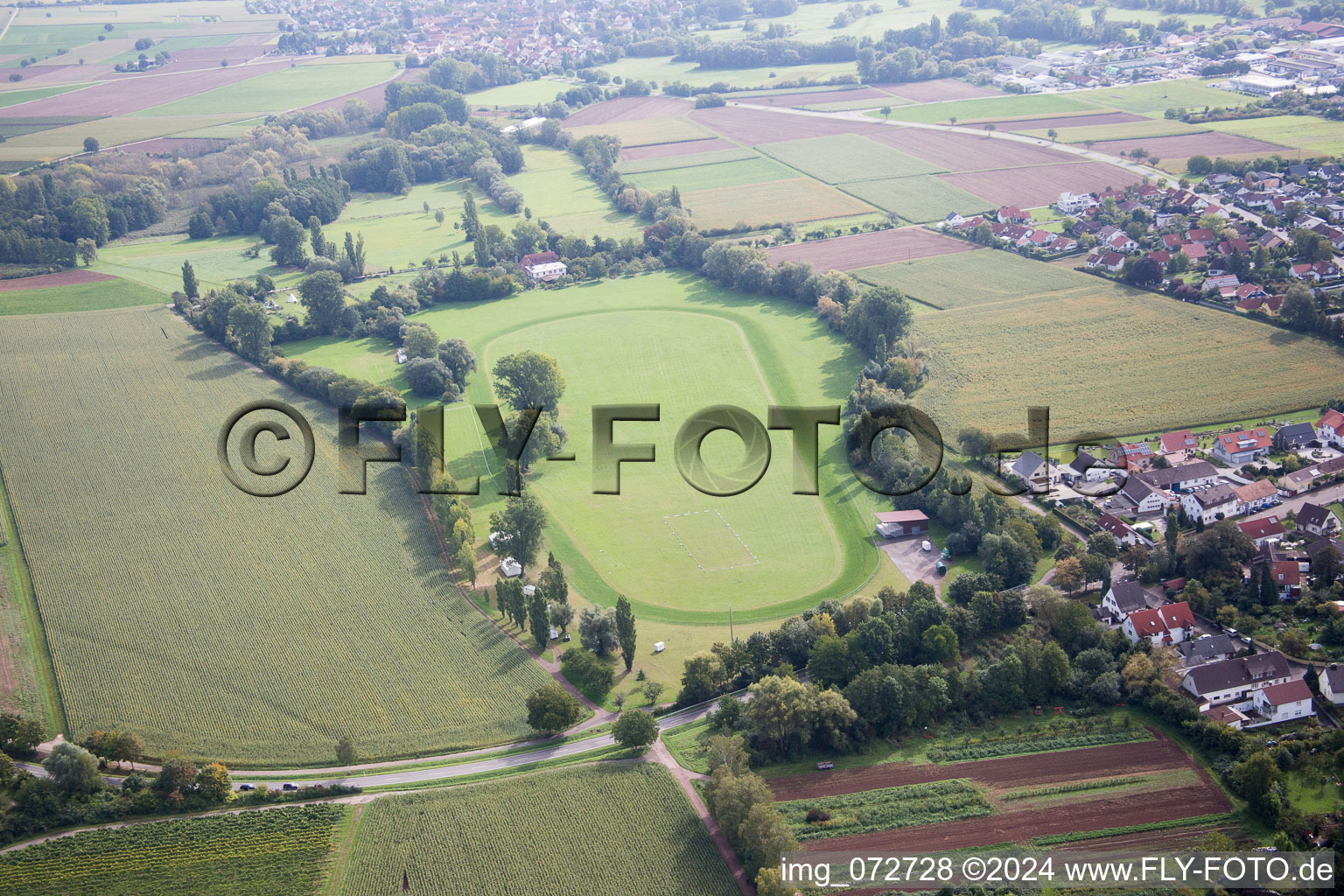 Vue aérienne de Hippodrome - piste de courses sous harnais à le quartier Billigheim in Billigheim-Ingenheim dans le département Rhénanie-Palatinat, Allemagne