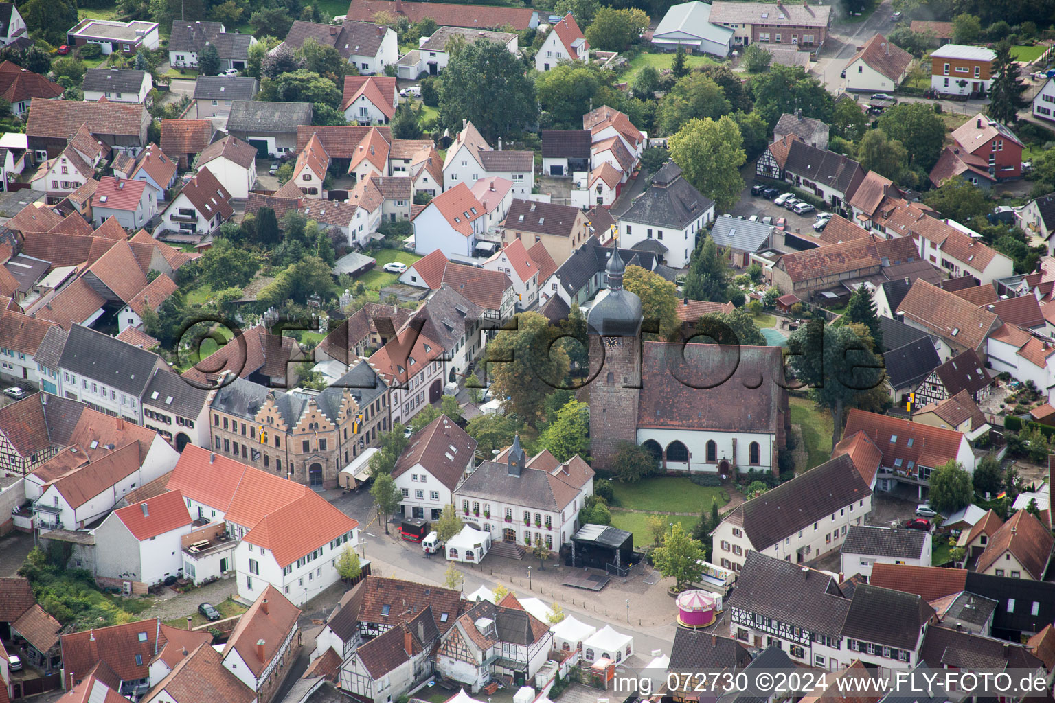 Vue aérienne de Bâtiment d'église au centre du village à le quartier Billigheim in Billigheim-Ingenheim dans le département Rhénanie-Palatinat, Allemagne