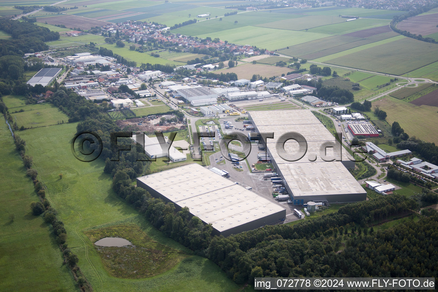 Vue aérienne de Zone industrielle de Horst à le quartier Minderslachen in Kandel dans le département Rhénanie-Palatinat, Allemagne