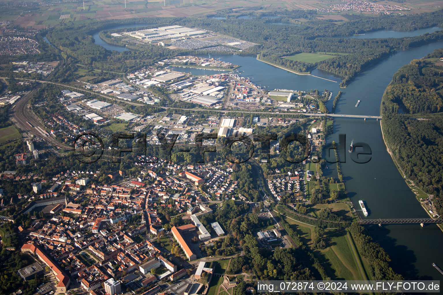 Germersheim dans le département Rhénanie-Palatinat, Allemagne depuis l'avion