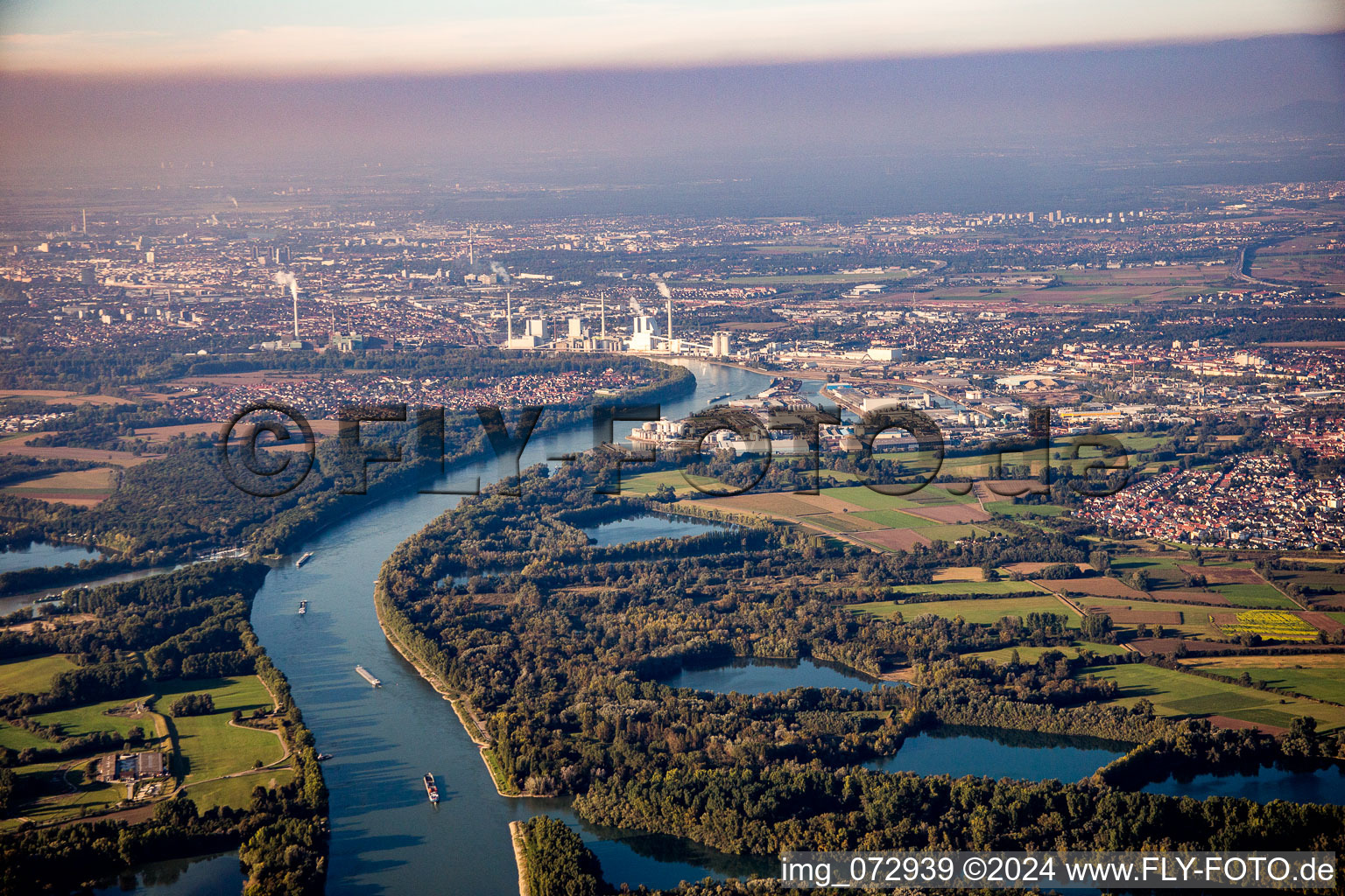 Vue aérienne de Quartier Rheinau in Mannheim dans le département Bade-Wurtemberg, Allemagne