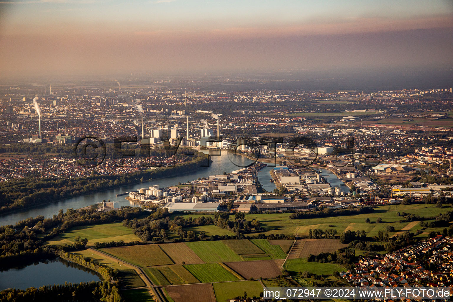 Vue aérienne de Ofen-Riedwiesen devant le Rheinauhafen à le quartier Rheinau in Mannheim dans le département Bade-Wurtemberg, Allemagne