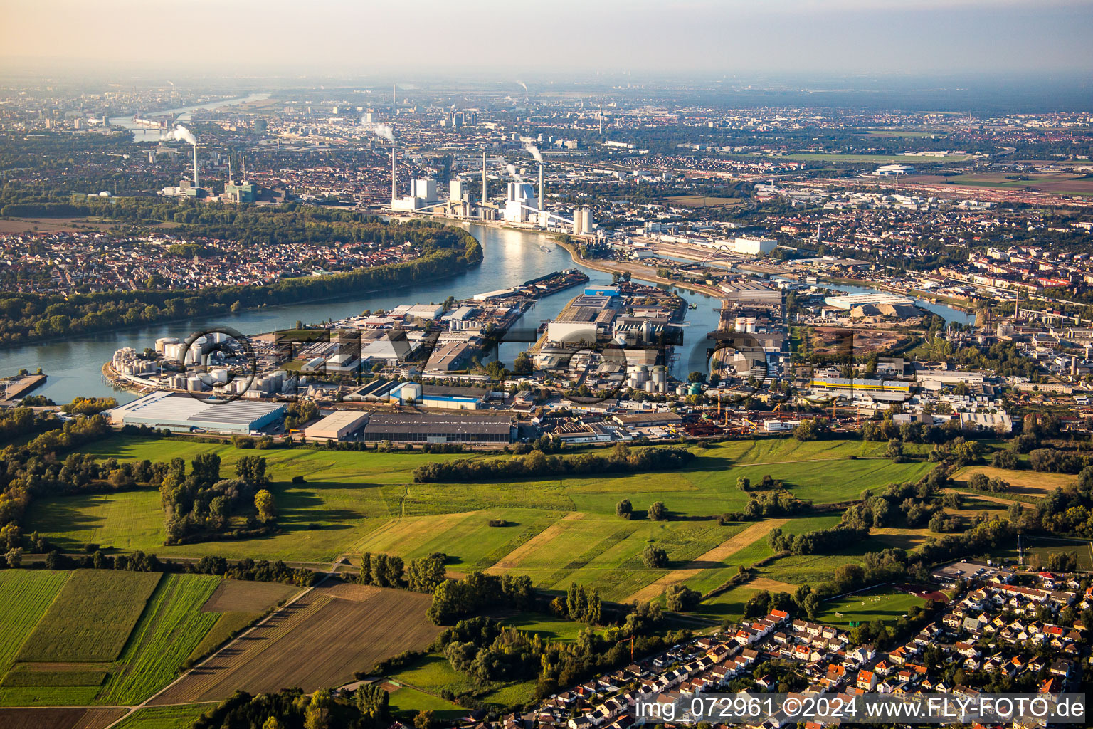 Vue aérienne de Ofen-Riedwiesen devant le Rheinauhafen à le quartier Rohrhof in Brühl dans le département Bade-Wurtemberg, Allemagne