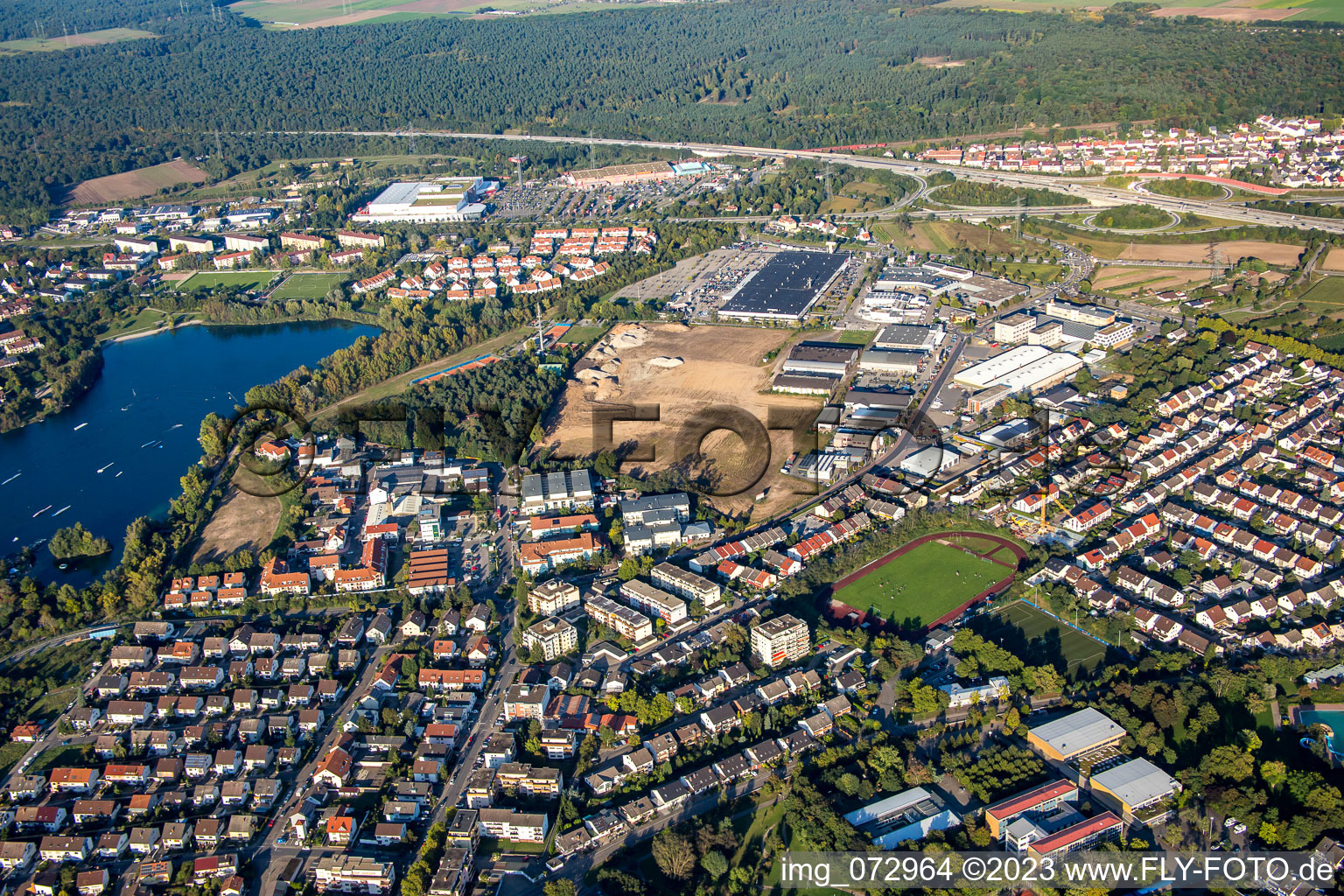 Vue aérienne de Chantier d'un nouveau bâtiment dans la zone commerciale Schütte-Lanz-Park à Brühl dans le département Bade-Wurtemberg, Allemagne