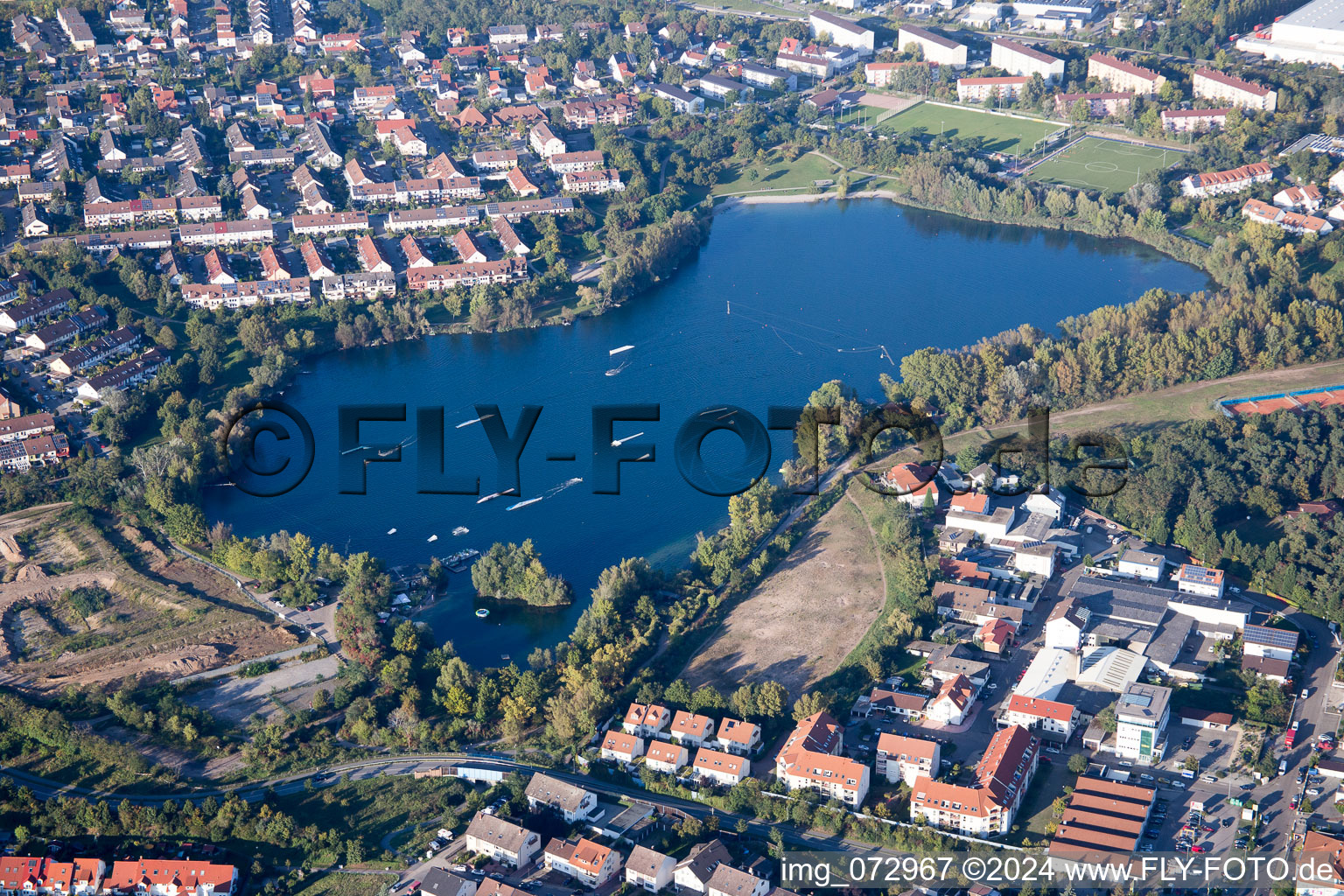 Vue aérienne de Base de Loisirs Ski Nautique - Hippodrome Ski Nautique + Wakeboard Mannheim à le quartier Rheinau in Mannheim dans le département Bade-Wurtemberg, Allemagne