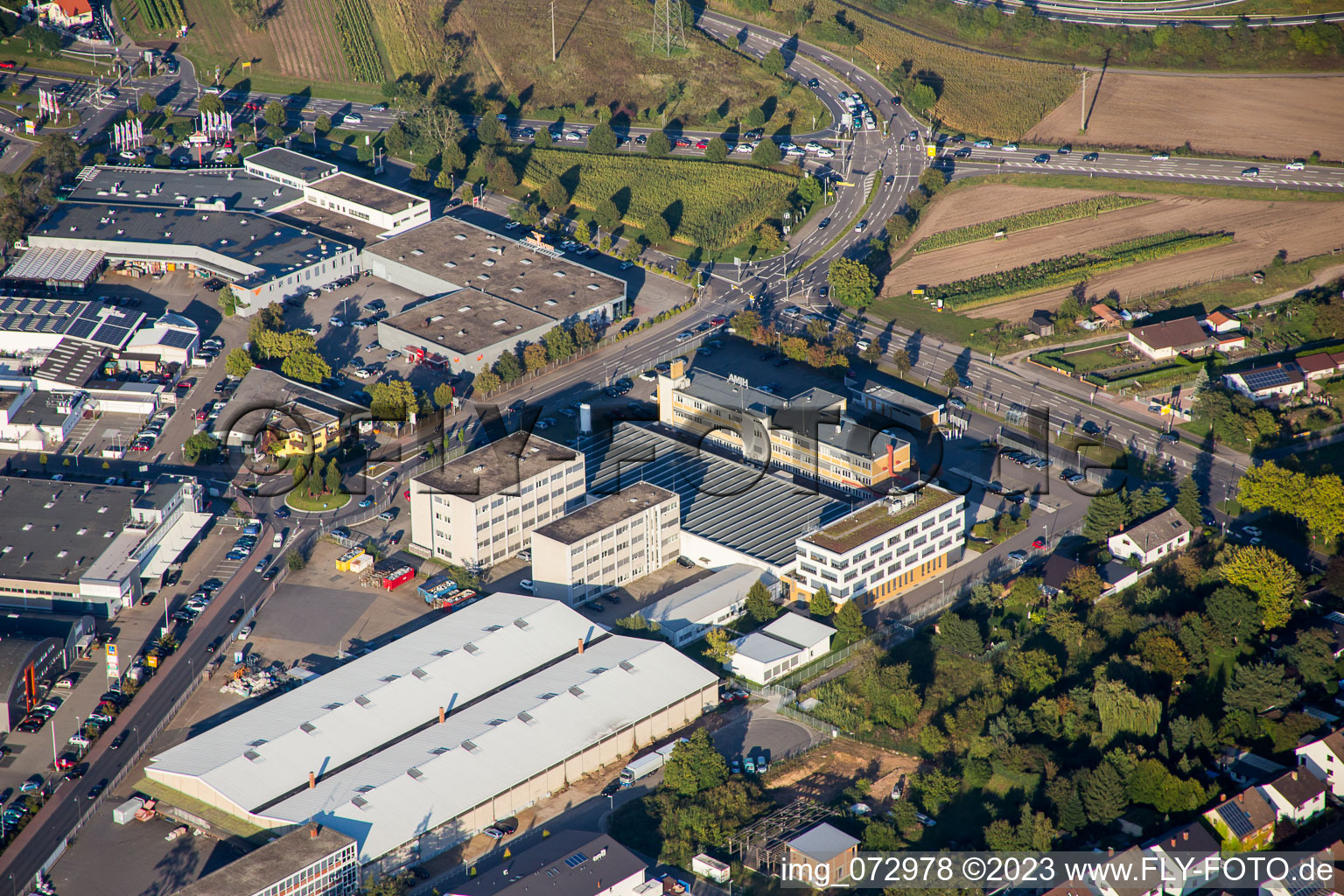 Zone commerciale Schütte-Lanz-Park à Brühl dans le département Bade-Wurtemberg, Allemagne du point de vue du drone