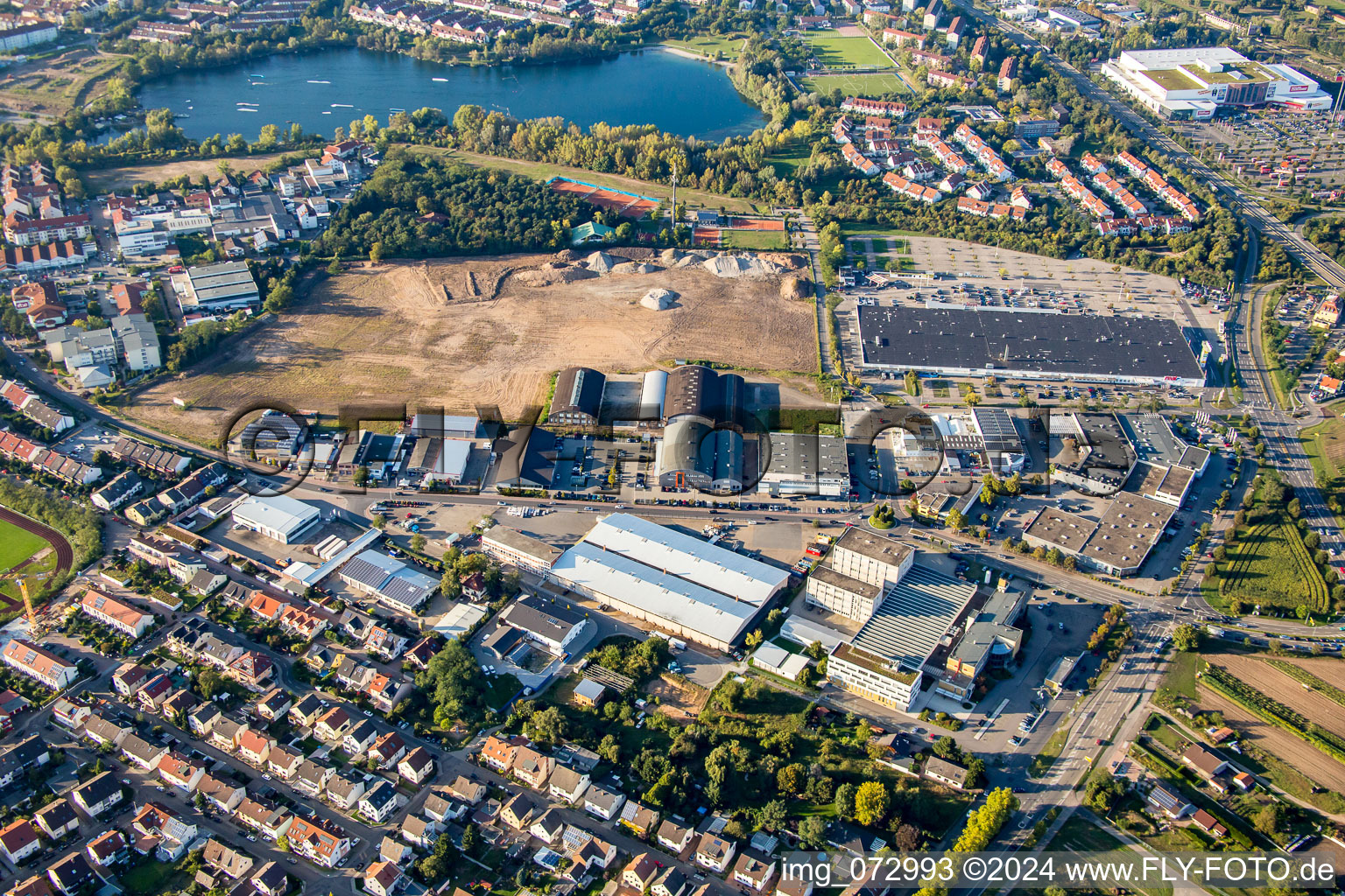 Vue oblique de Chantier d'un nouveau bâtiment dans la zone commerciale Schütte-Lanz-Park à Brühl dans le département Bade-Wurtemberg, Allemagne